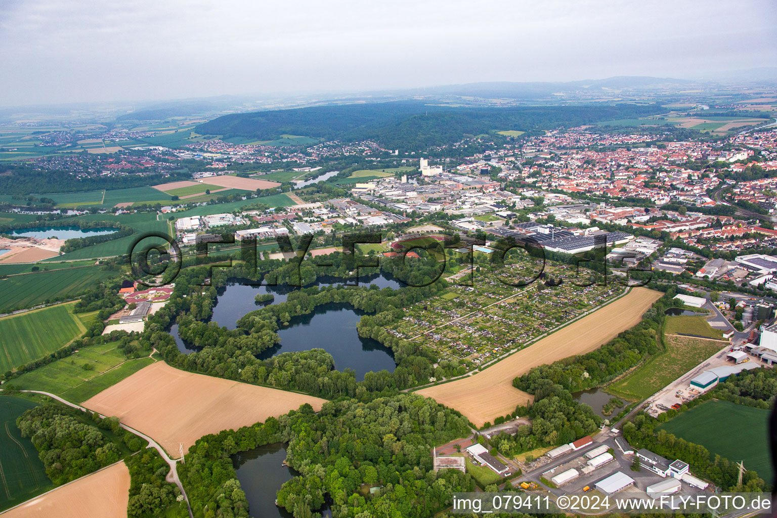 Vue aérienne de Les étangs de Toenbön à Hameln dans le département Basse-Saxe, Allemagne