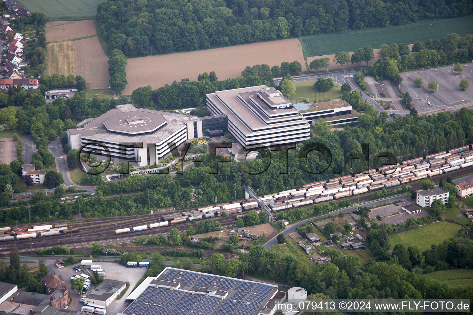 Vue aérienne de Bâtiment administratif bancaire de la société de services financiers BHW Bausparkasse dans le quartier de Rohrsen à Hameln dans le département Basse-Saxe, Allemagne