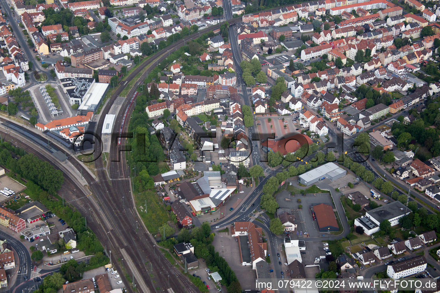 Vue aérienne de Voie et gare principale de la Deutsche Bahn à Hameln dans le département Basse-Saxe, Allemagne
