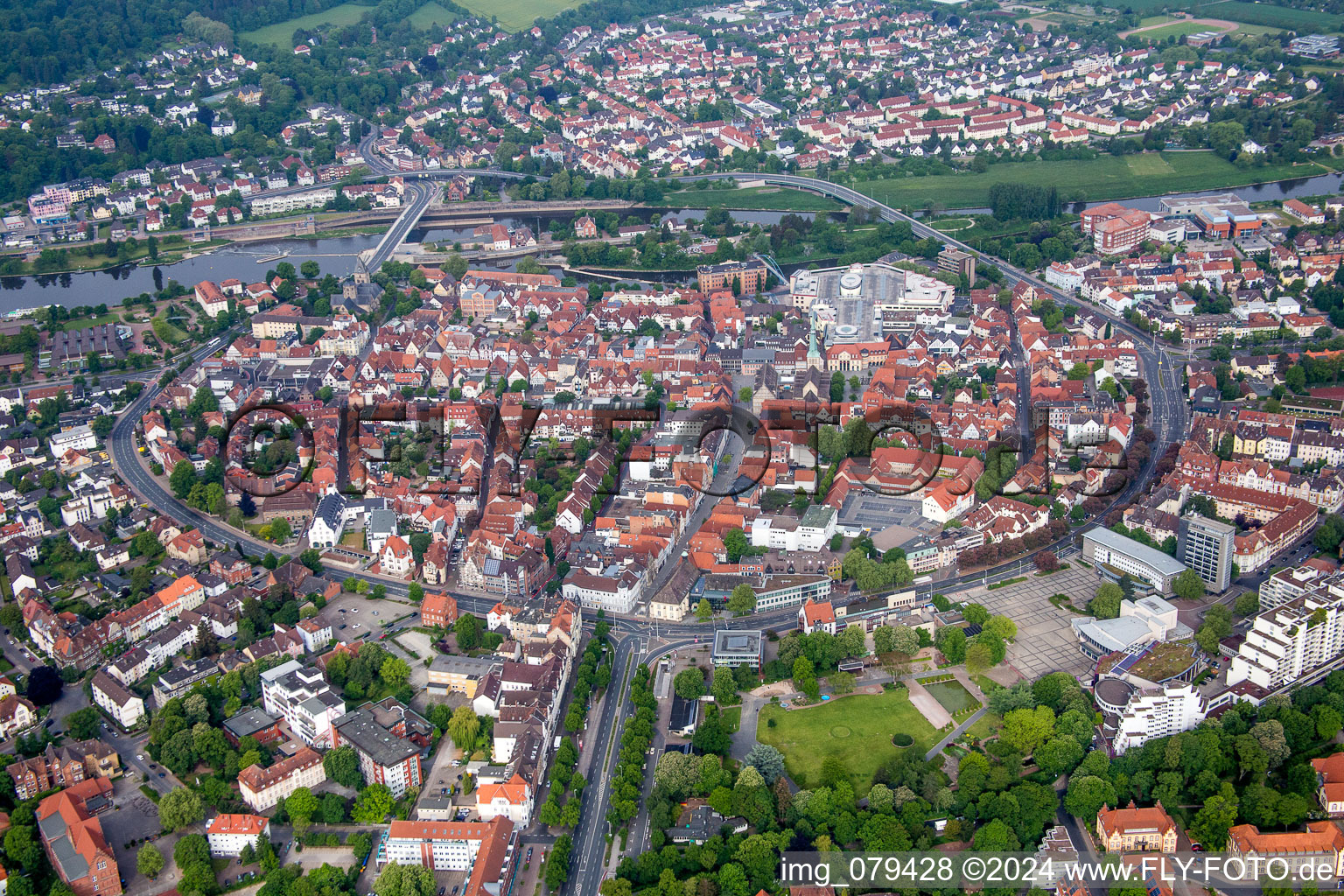 Vue aérienne de Vieille ville et centre-ville derrière le Bürgergarten à Hameln dans le département Basse-Saxe, Allemagne