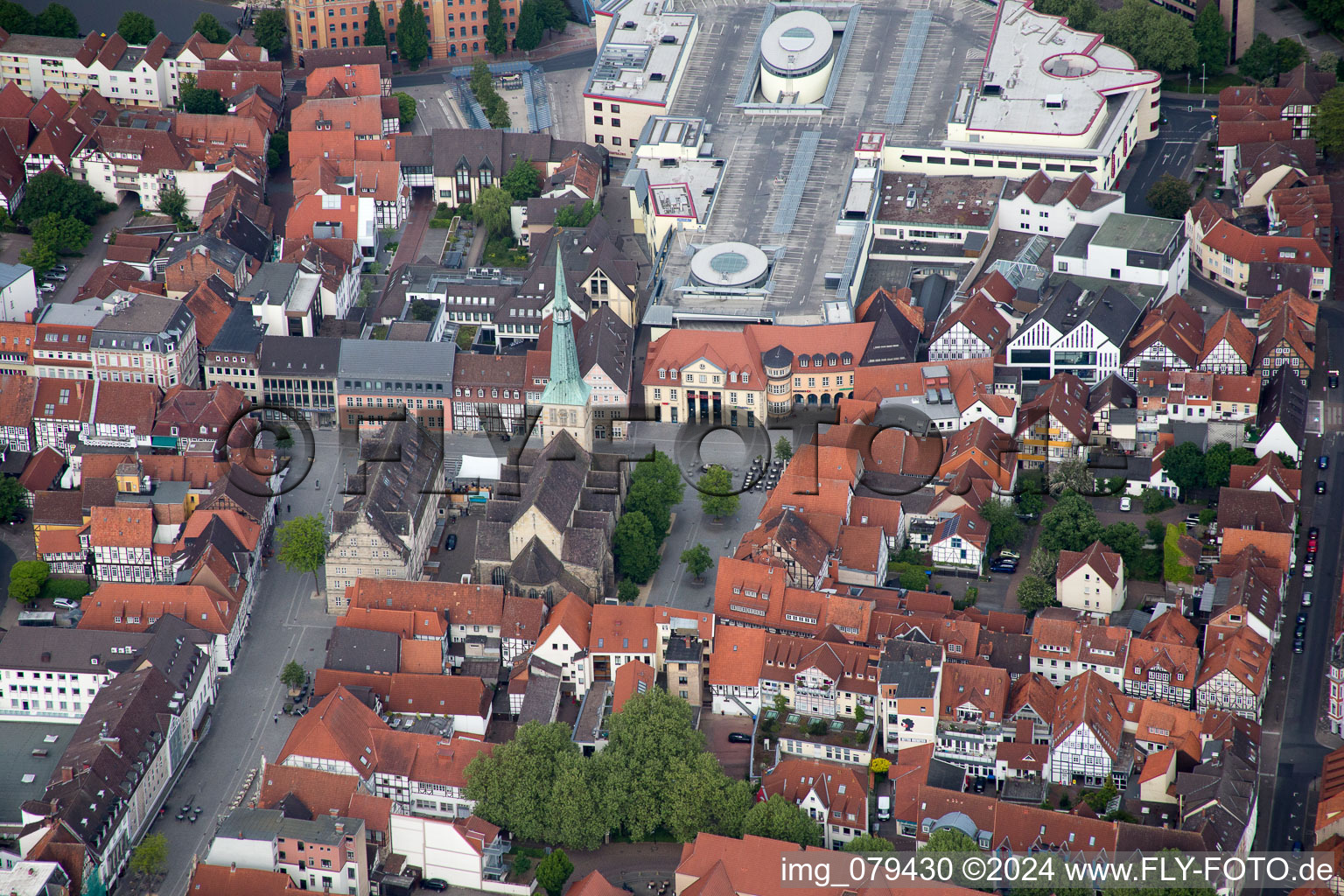 Vue aérienne de Église du marché Saint-Nicolai devant la galerie de la ville dans le vieux centre-ville du centre-ville à Hameln dans le département Basse-Saxe, Allemagne