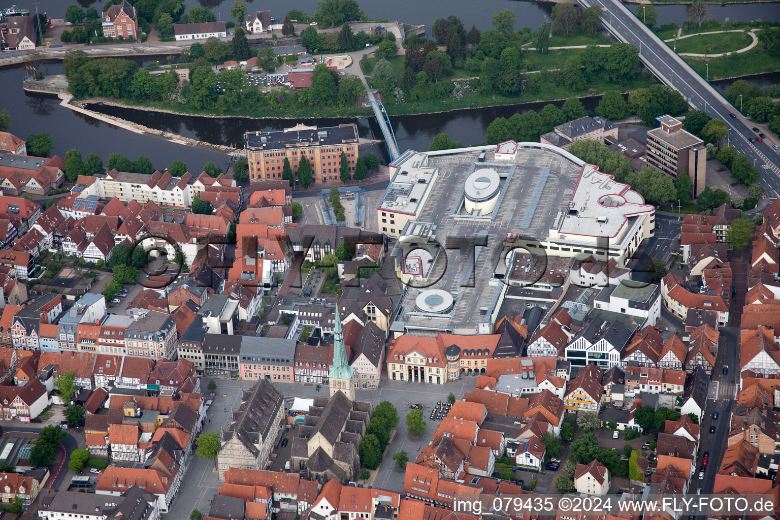 Vue aérienne de Église du marché Saint-Nicolai devant la galerie de la ville dans le vieux centre-ville du centre-ville à Hameln dans le département Basse-Saxe, Allemagne