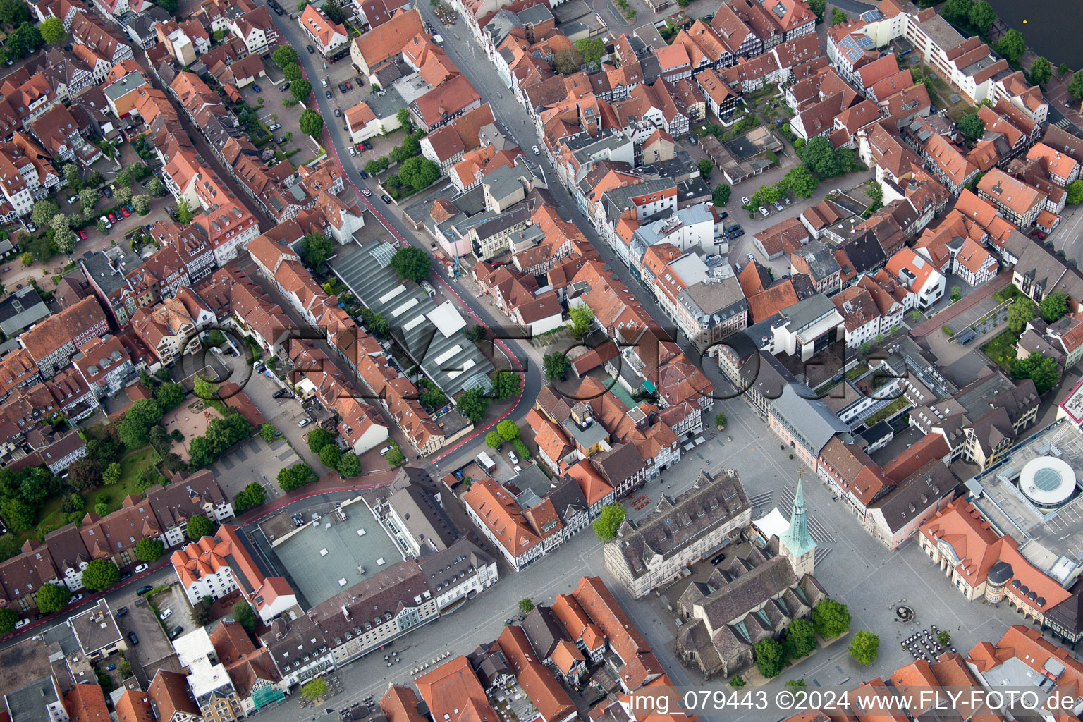 Vue aérienne de Église du marché de Saint-Nicolai au marché aux chevaux dans la vieille ville du centre-ville à Hameln dans le département Basse-Saxe, Allemagne