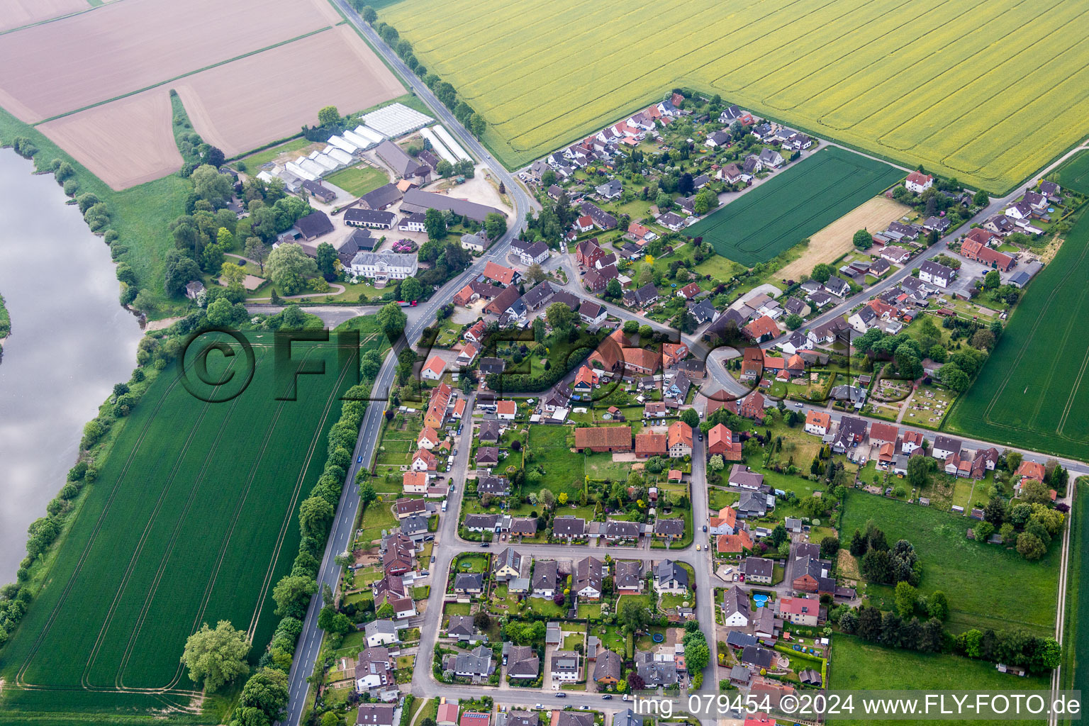 Vue aérienne de Zones riveraines de la Weser à le quartier Ohr in Emmerthal dans le département Basse-Saxe, Allemagne