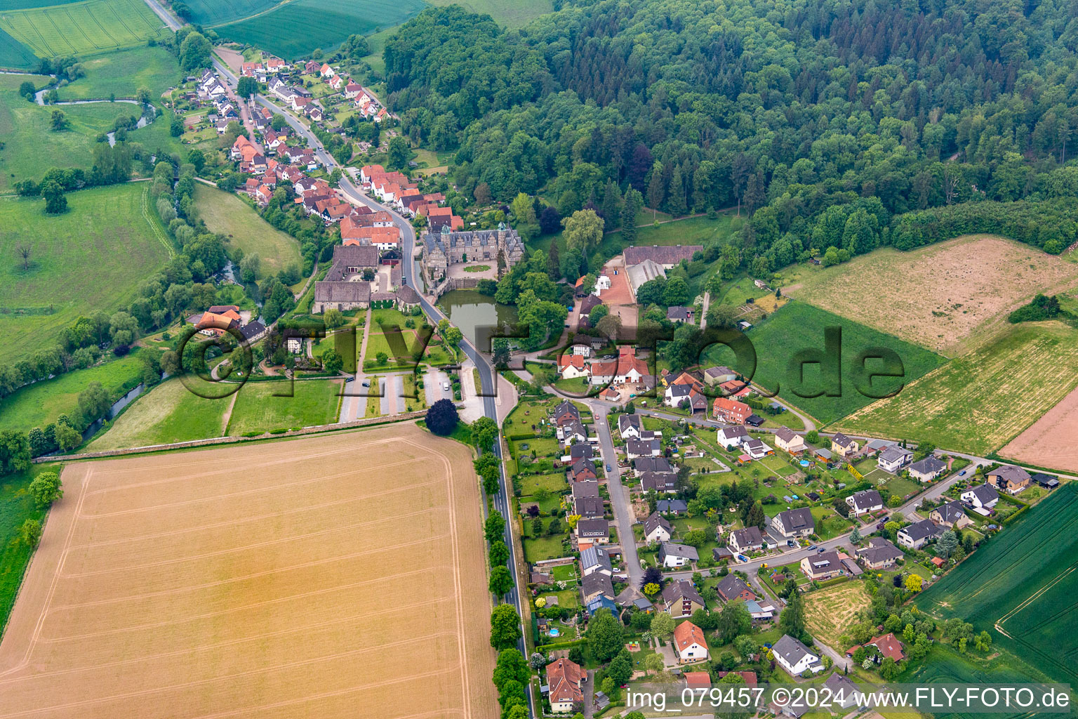 Vue aérienne de Verrouiller Hämelschenburg à le quartier Hämelschenburg in Emmerthal dans le département Basse-Saxe, Allemagne