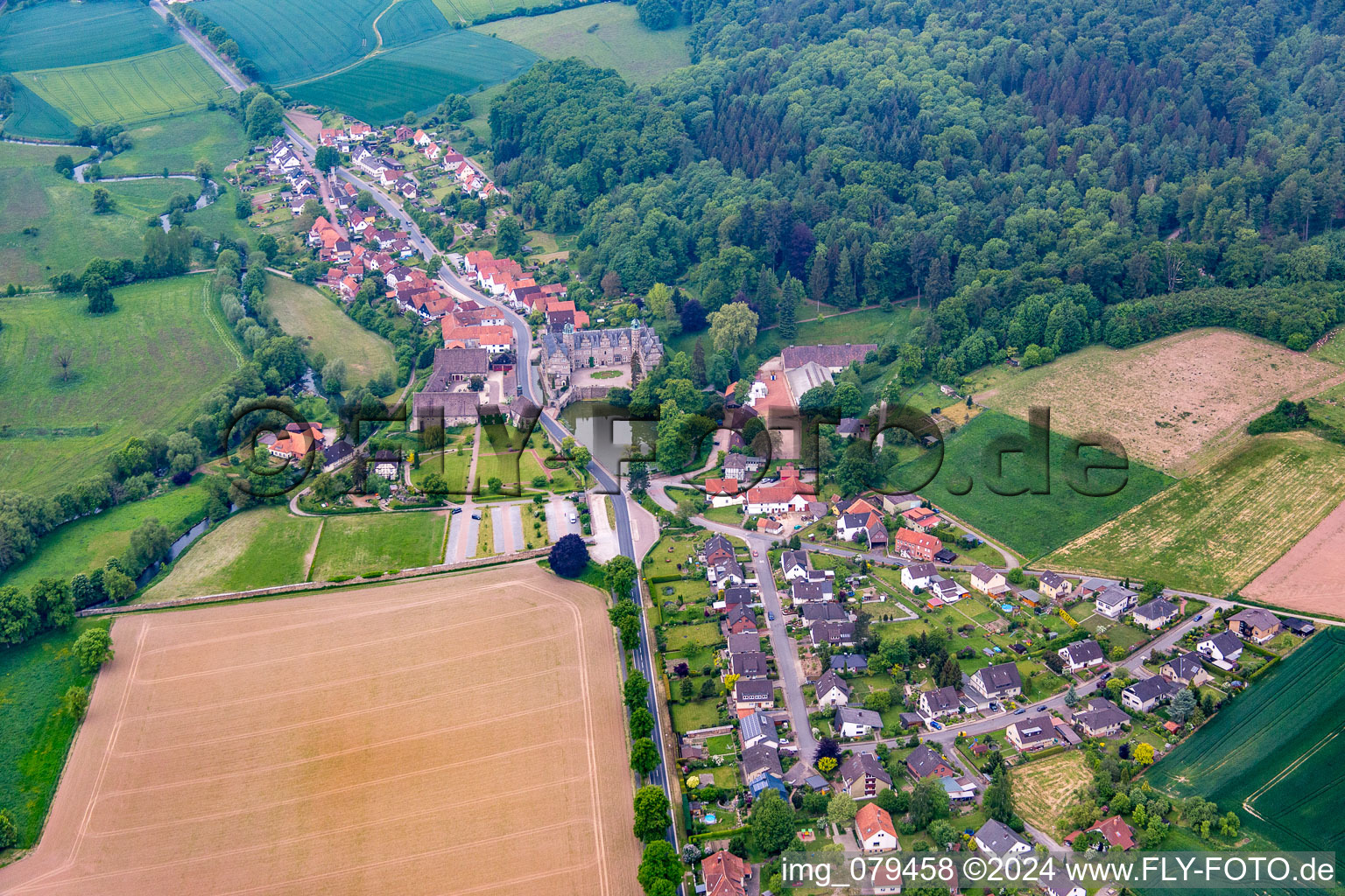 Vue aérienne de Verrouiller Hämelschenburg à le quartier Hämelschenburg in Emmerthal dans le département Basse-Saxe, Allemagne