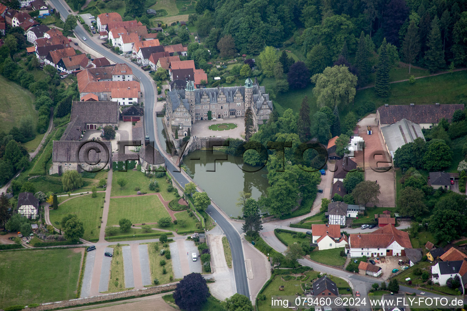 Vue aérienne de Bâtiments et installations du parc du château avec douves Hämelschenburg à le quartier Hämelschenburg in Emmerthal dans le département Basse-Saxe, Allemagne