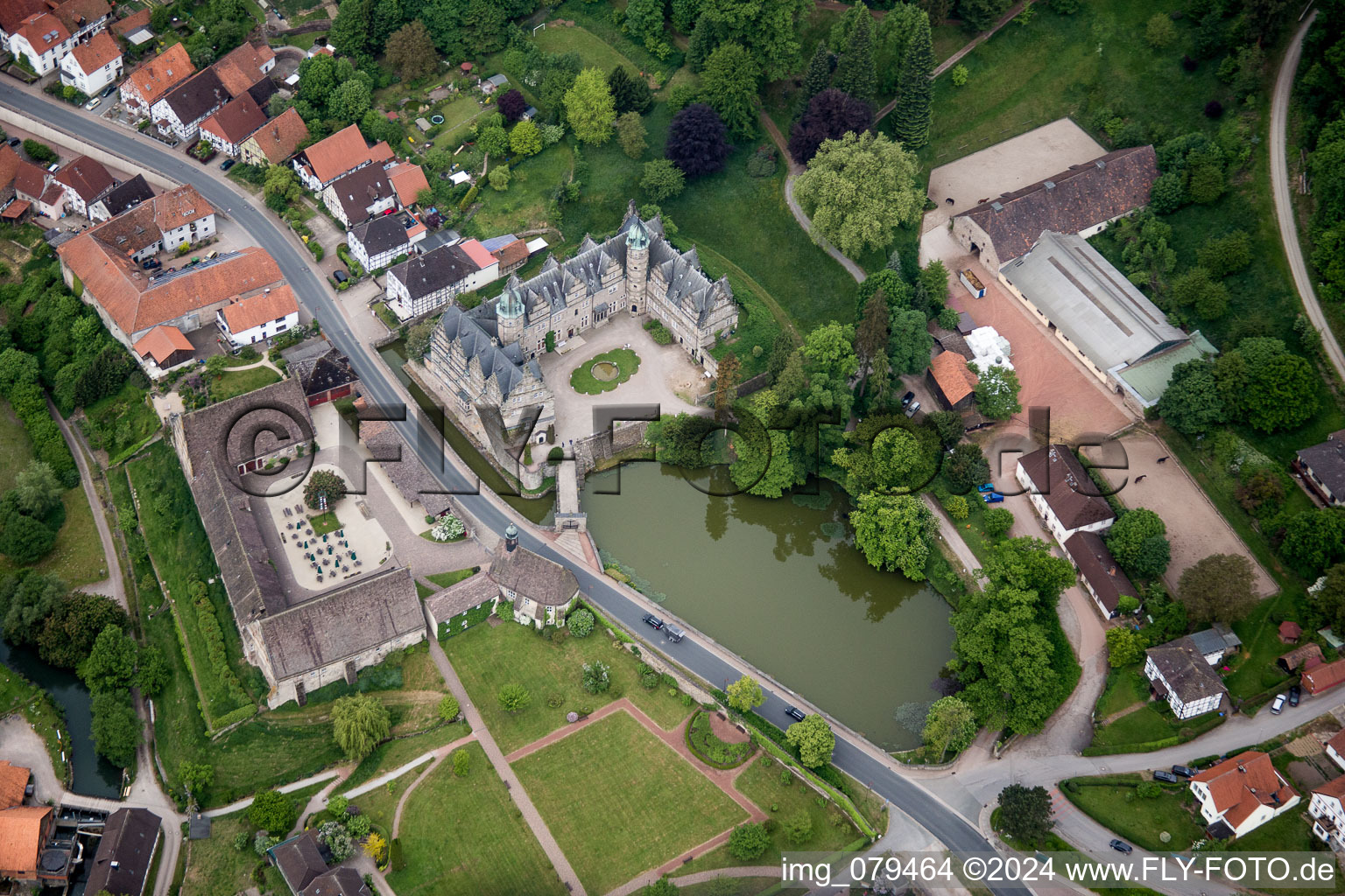 Vue aérienne de Bâtiments et installations du parc du château avec douves Hämelschenburg à le quartier Hämelschenburg in Emmerthal dans le département Basse-Saxe, Allemagne