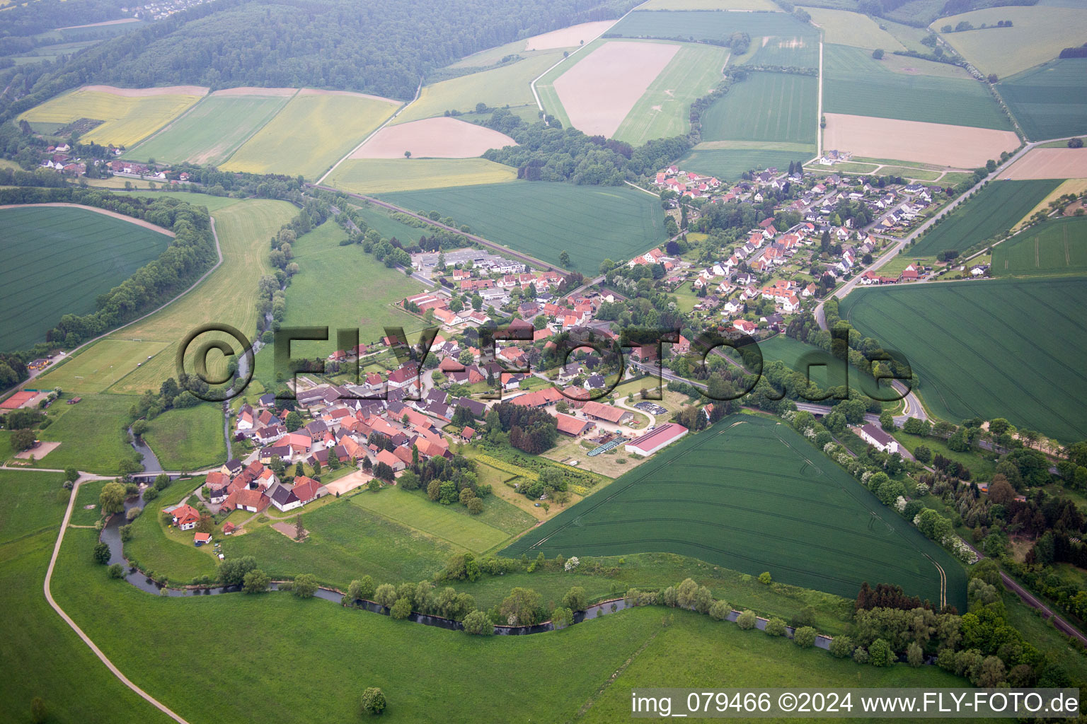 Vue aérienne de Vue des rues et des maisons des quartiers résidentiels à le quartier Amelgatzen in Emmerthal dans le département Basse-Saxe, Allemagne