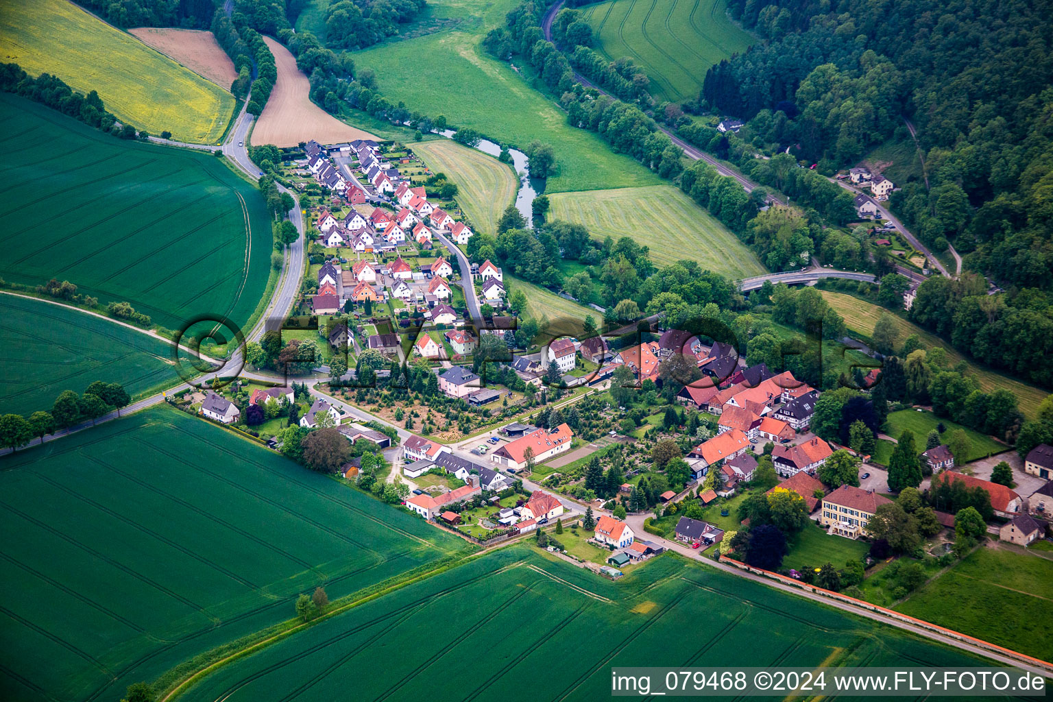 Vue aérienne de Surfaces des berges de l'Emmer en Welsede à le quartier Welsede in Emmerthal dans le département Basse-Saxe, Allemagne