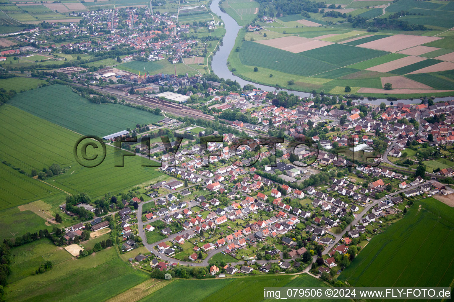 Vue aérienne de Vue des rues et des maisons des quartiers résidentiels à Bodenfelde dans le département Basse-Saxe, Allemagne