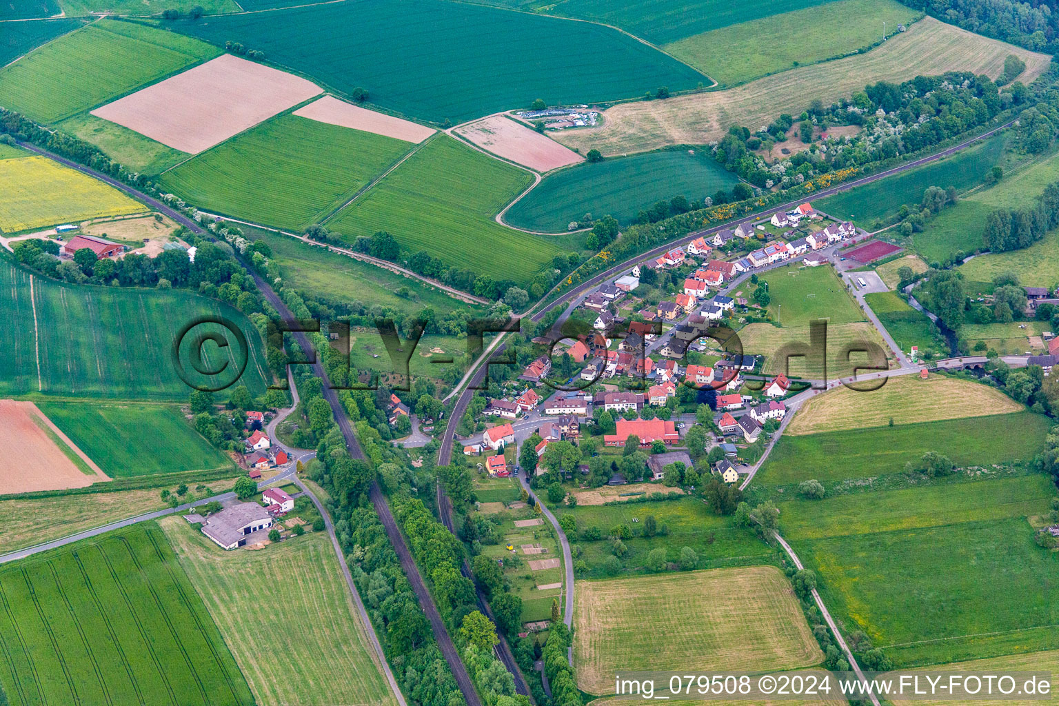 Vue aérienne de De l'ouest à le quartier Vernawahlshausen in Wesertal dans le département Hesse, Allemagne