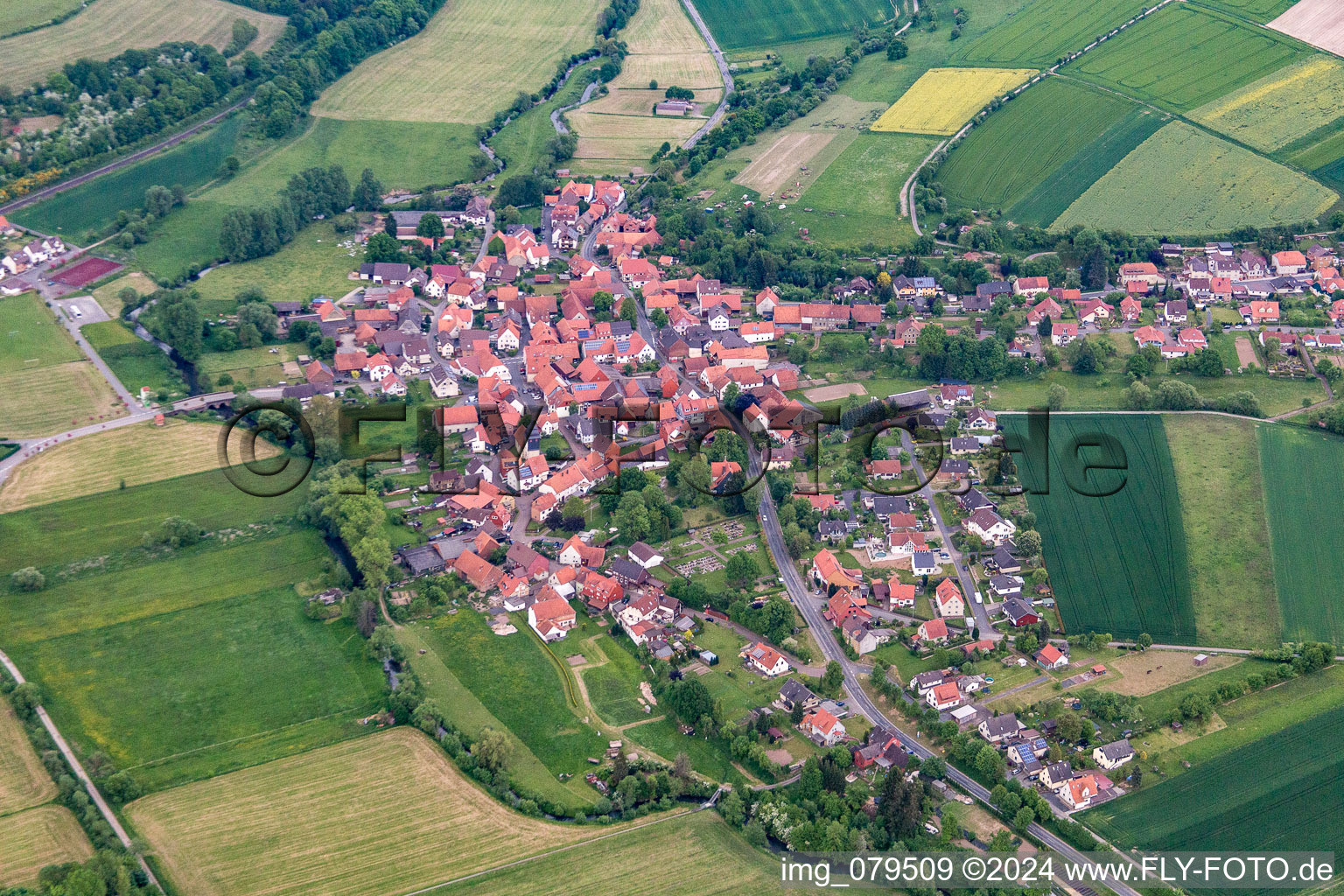 Vue aérienne de Champs agricoles et surfaces utilisables à le quartier Vernawahlshausen in Wesertal dans le département Hesse, Allemagne