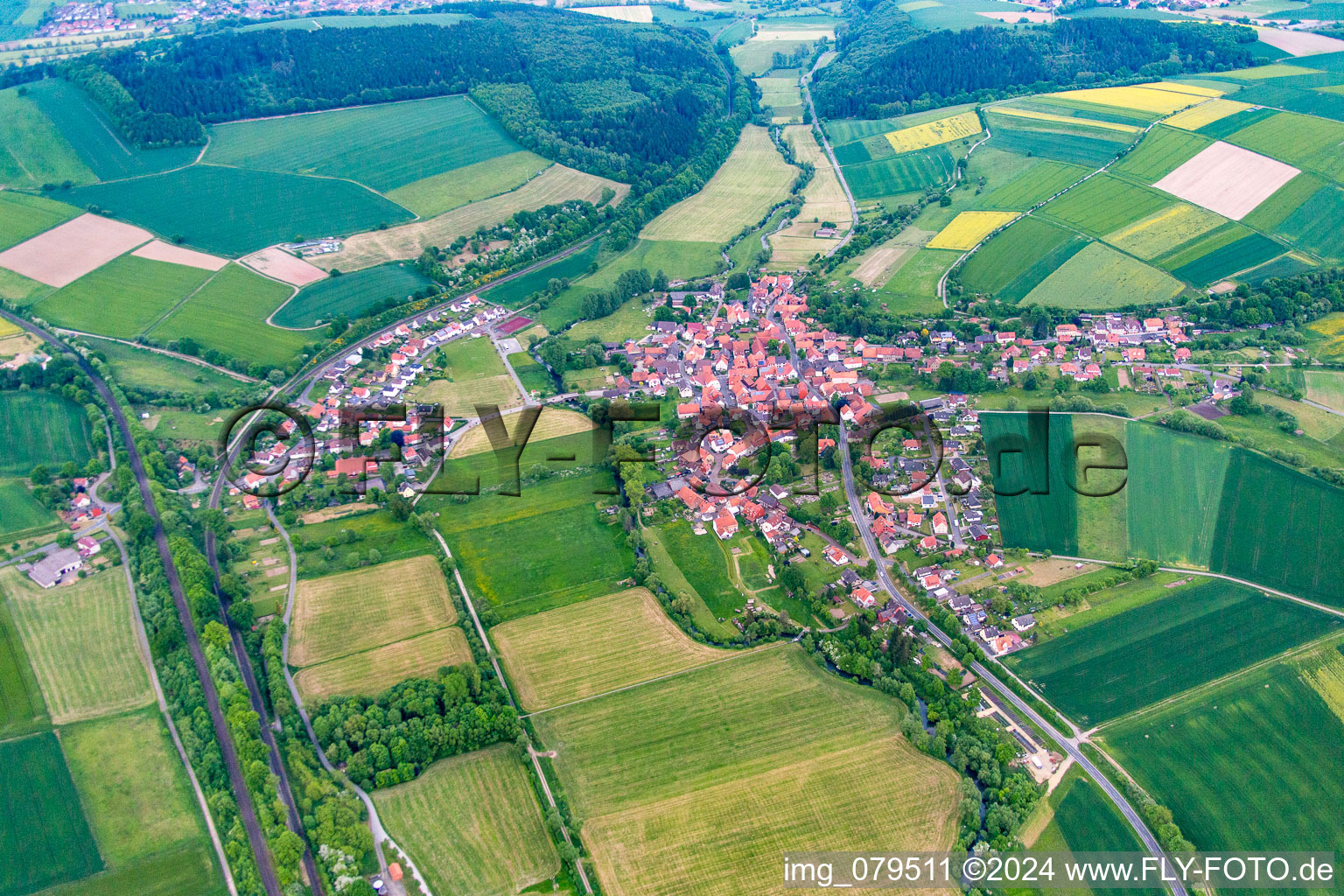 Vue aérienne de Quartier Vernawahlshausen in Wesertal dans le département Hesse, Allemagne