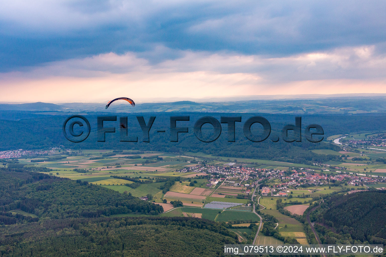 Vue aérienne de Quartier Lippoldsberg in Wesertal dans le département Hesse, Allemagne