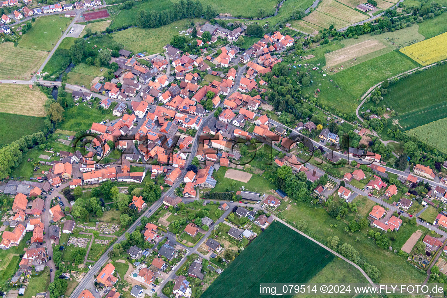 Vue aérienne de Champs agricoles et surfaces utilisables à le quartier Vernawahlshausen in Wesertal dans le département Hesse, Allemagne