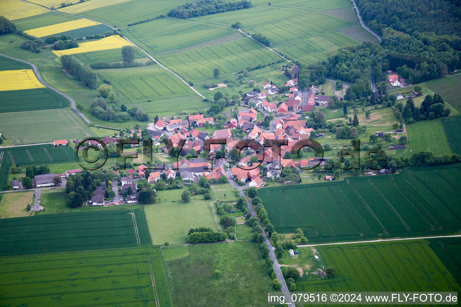 Vue aérienne de Ahlbershausen dans le département Basse-Saxe, Allemagne