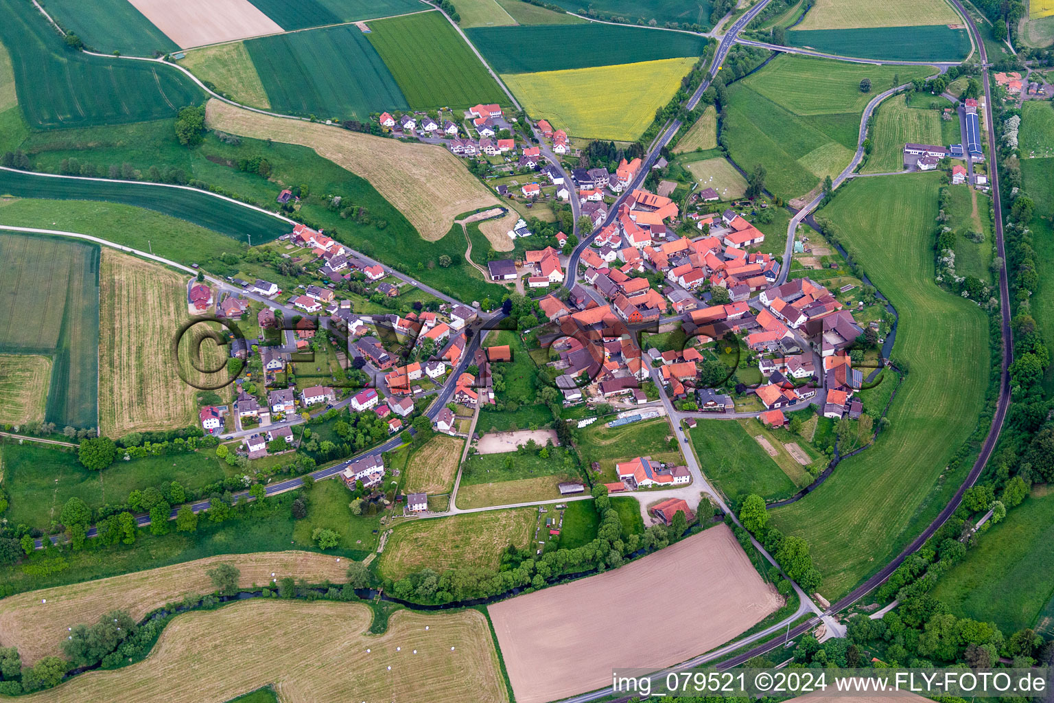 Vue aérienne de Quartier Offensen in Uslar dans le département Basse-Saxe, Allemagne