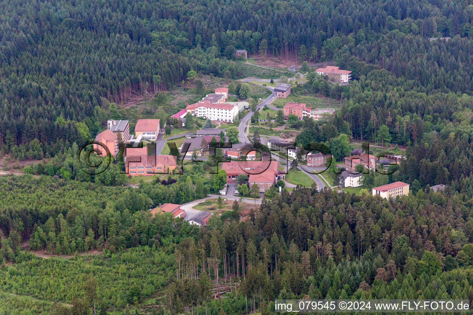 Vue aérienne de Terrain de la clinique hospitalière et du centre de rééducation Lippoldsberg à Wahlsburg à le quartier Lippoldsberg in Wesertal dans le département Hesse, Allemagne