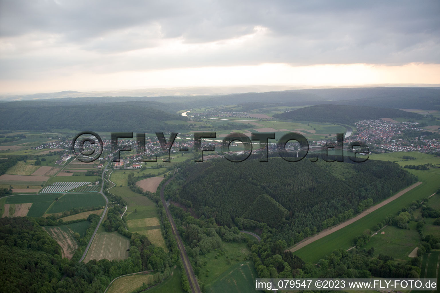 Vue aérienne de Boucle courbe des berges le long de la rivière Schwülme à Bodenfelde dans le département Basse-Saxe, Allemagne