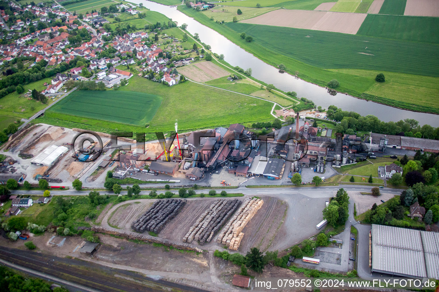 Vue aérienne de Systèmes techniques ProFagus GmbH pour la production de charbon de bois pour barbecue Buchen dans le district de Lippoldsberg à Bodenfelde dans le département Basse-Saxe, Allemagne