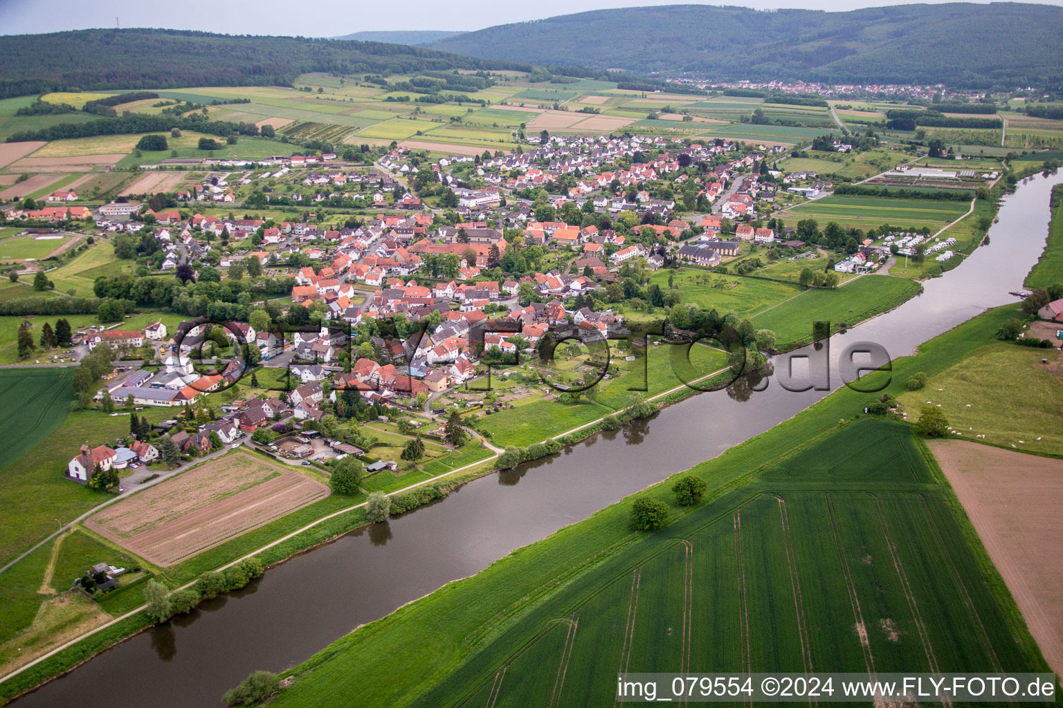 Vue aérienne de Zones riveraines de la Weser à Wahlsburg à le quartier Lippoldsberg in Wesertal dans le département Hesse, Allemagne