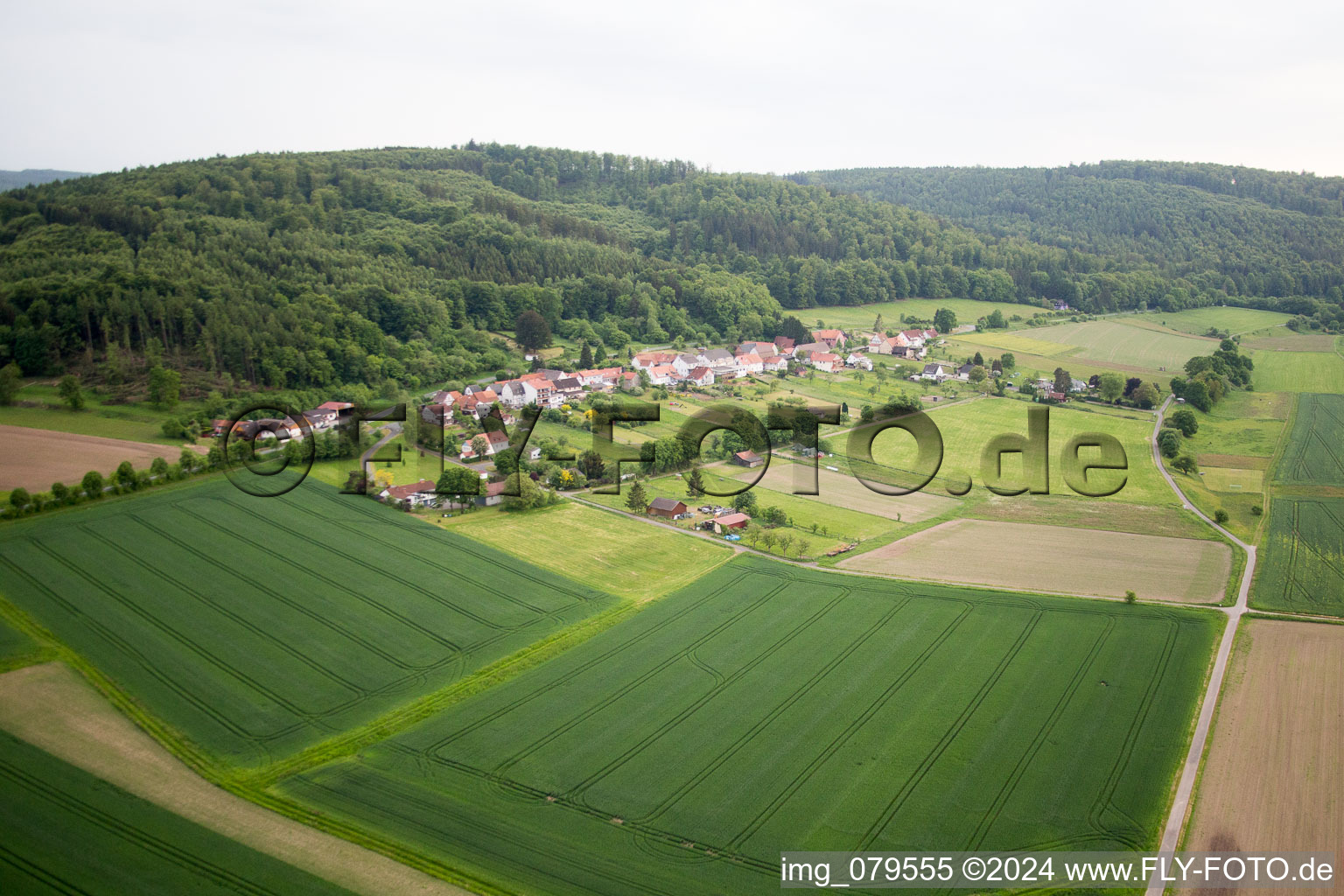 Vue aérienne de Oberweser à le quartier Gewissenruh in Wesertal dans le département Hesse, Allemagne