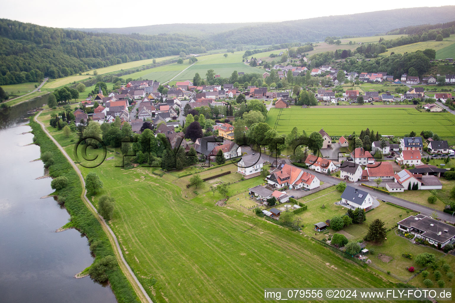 Vue aérienne de Quartier Wahmbeck in Bodenfelde dans le département Basse-Saxe, Allemagne