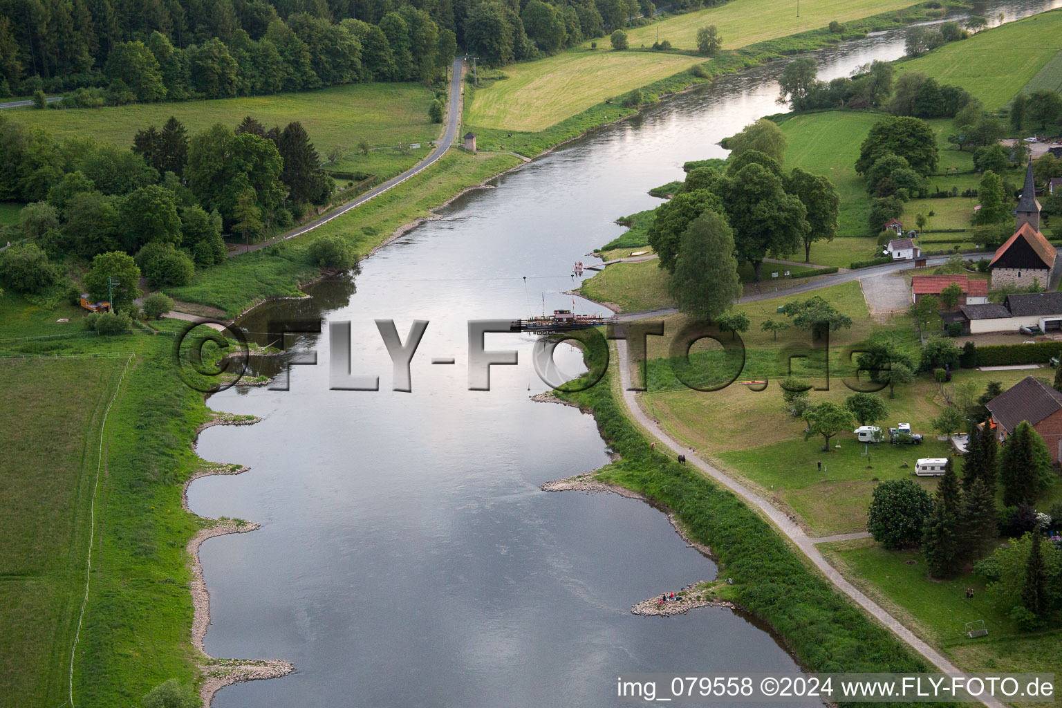 Vue aérienne de Ferry de la Weser Wahmbeck à le quartier Wahmbeck in Bodenfelde dans le département Basse-Saxe, Allemagne