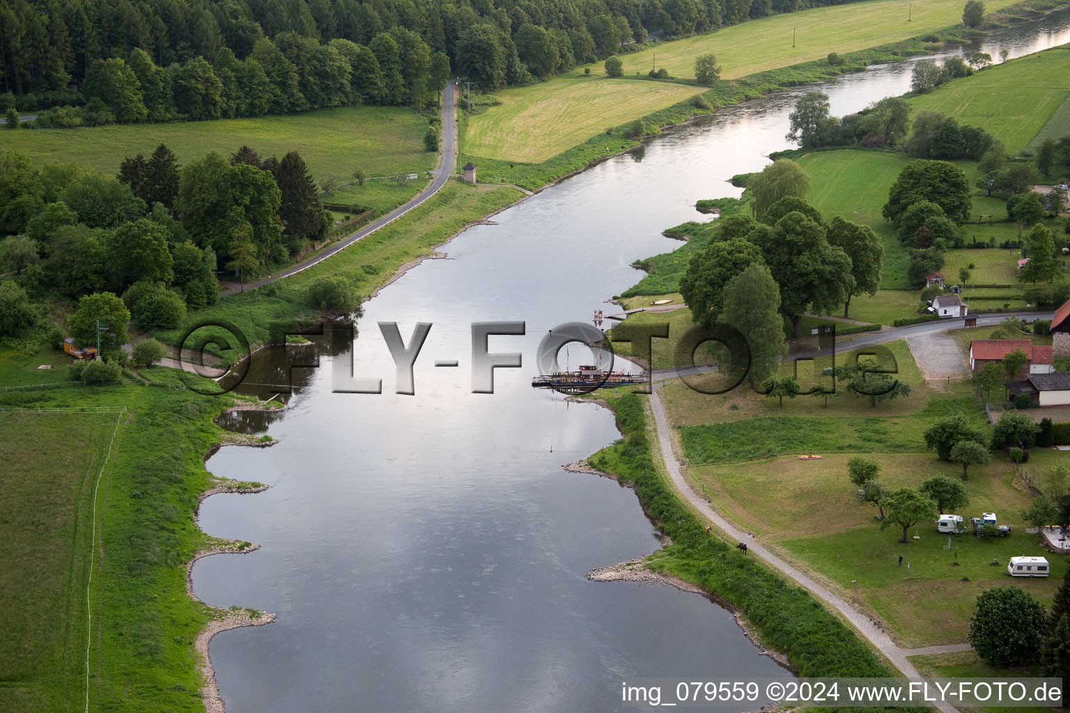 Vue aérienne de Ferry de la Weser Wahmbeck à le quartier Wahmbeck in Bodenfelde dans le département Basse-Saxe, Allemagne