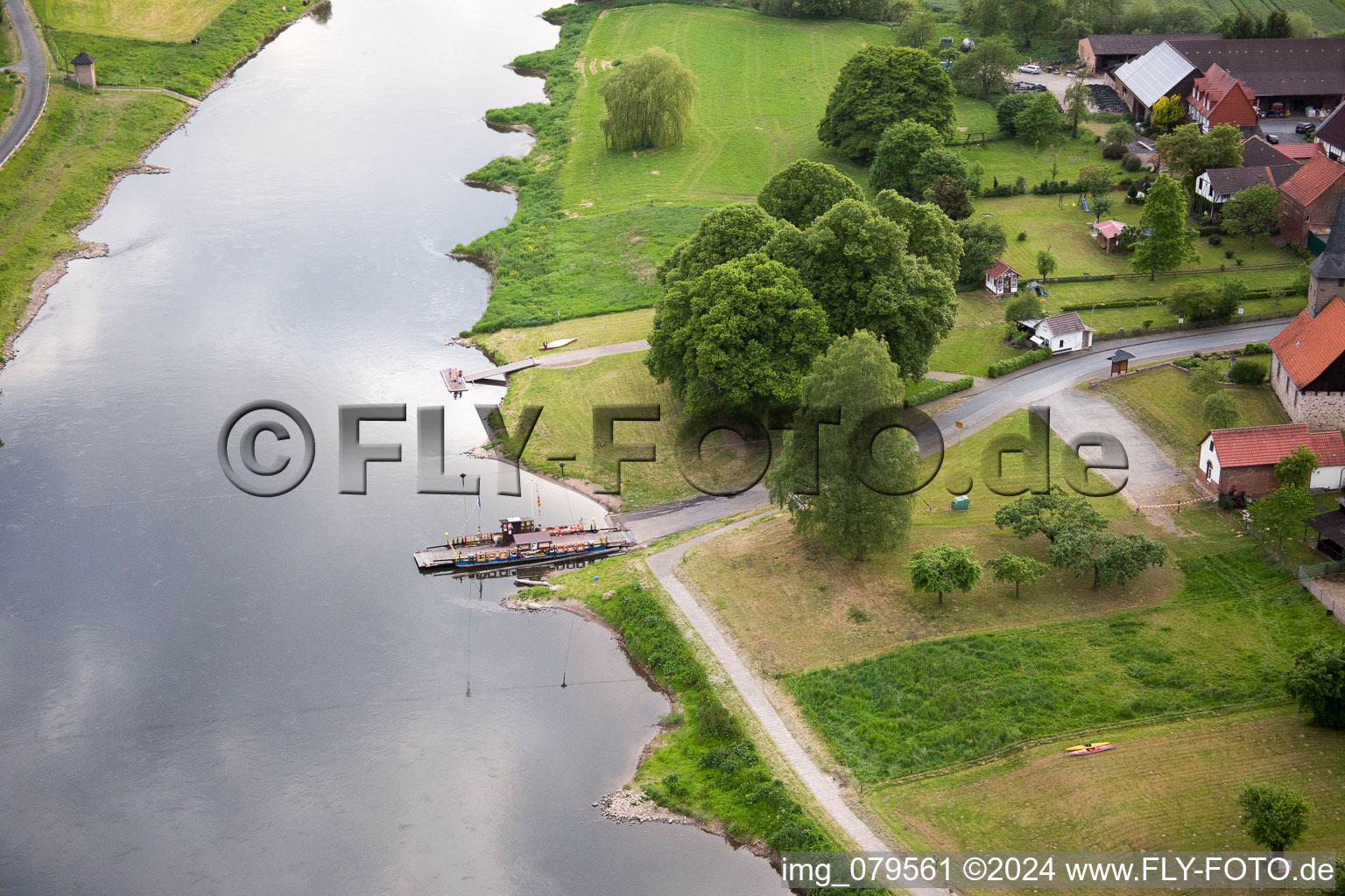 Photographie aérienne de Ferry de la Weser Wahmbeck à le quartier Wahmbeck in Bodenfelde dans le département Basse-Saxe, Allemagne