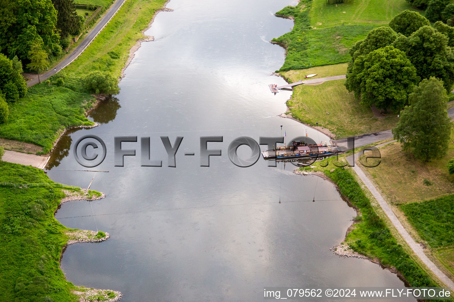 Vue aérienne de Ferry du ferry Weser Wahmbeck en Wahmbeck à le quartier Wahmbeck in Bodenfelde dans le département Basse-Saxe, Allemagne