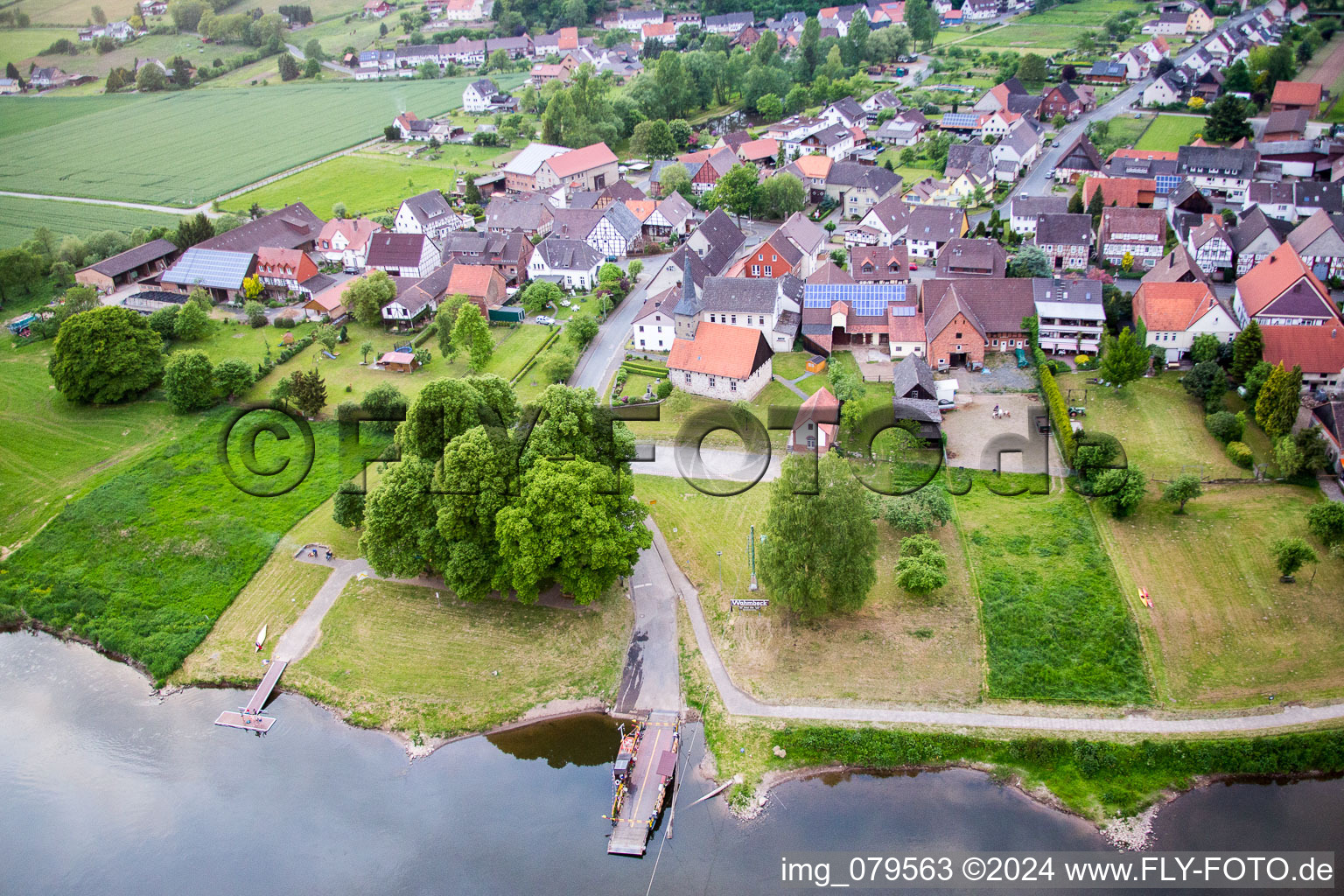 Vue aérienne de Ferry du ferry Weser Wahmbeck en Wahmbeck à le quartier Wahmbeck in Bodenfelde dans le département Basse-Saxe, Allemagne