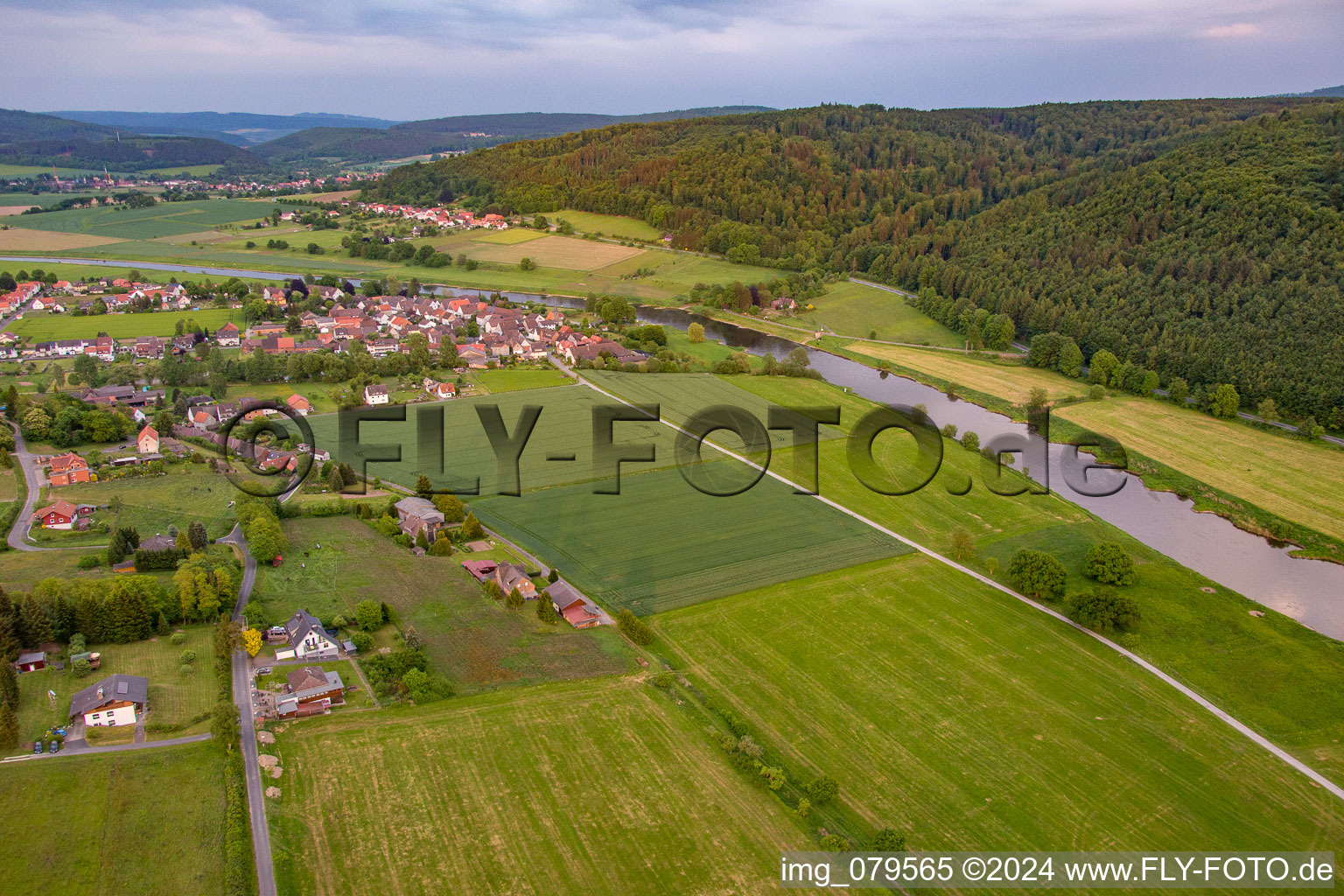 Vue aérienne de De l'ouest à le quartier Wahmbeck in Bodenfelde dans le département Basse-Saxe, Allemagne