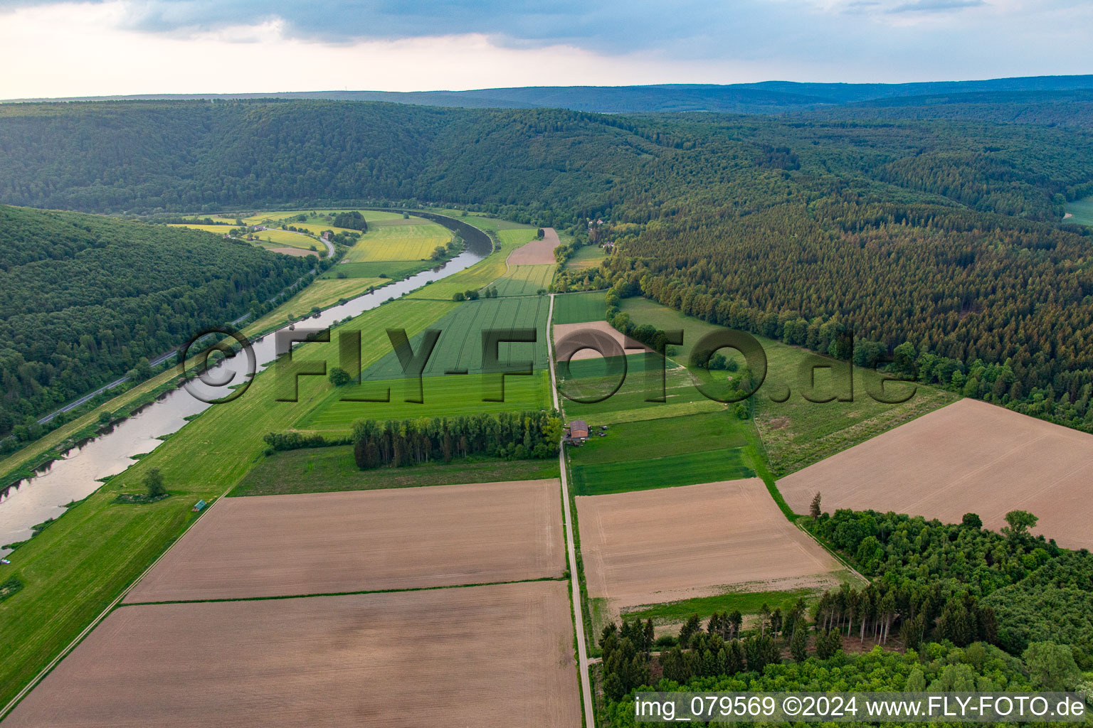 Vue aérienne de Cours de la Weser entre Hesse et Basse-Saxe à le quartier Wahmbeck in Bodenfelde dans le département Basse-Saxe, Allemagne