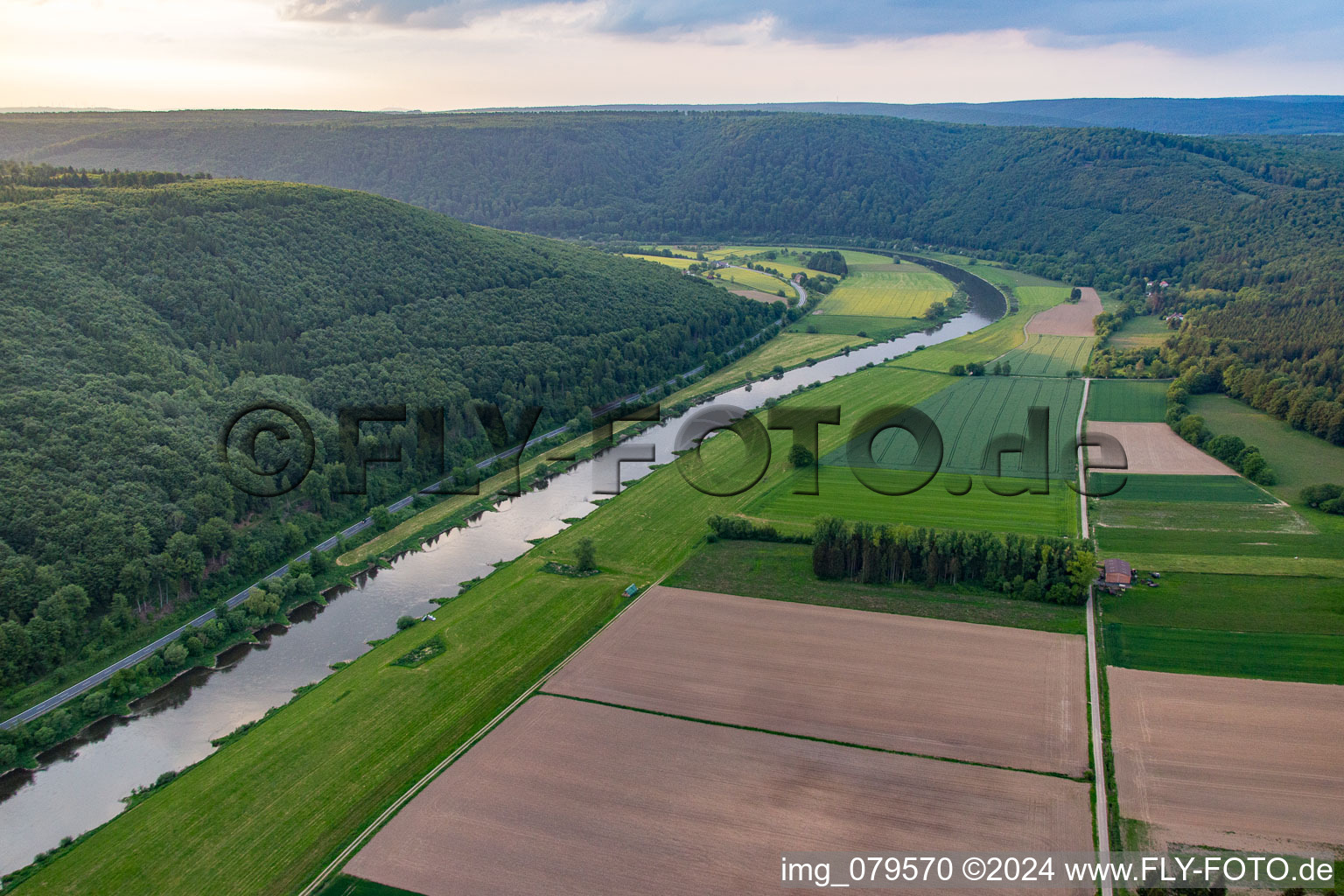 Vue aérienne de Cours de la Weser entre Hesse et Basse-Saxe à le quartier Wahmbeck in Bodenfelde dans le département Basse-Saxe, Allemagne