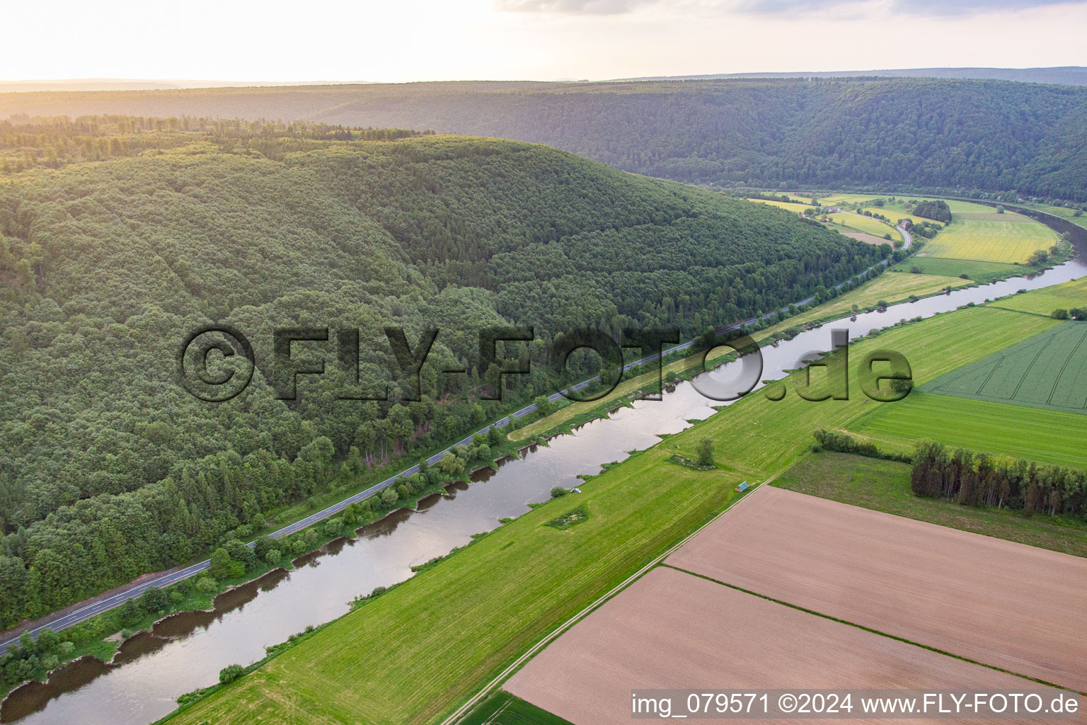 Photographie aérienne de Cours de la Weser entre Hesse et Basse-Saxe à le quartier Wahmbeck in Bodenfelde dans le département Basse-Saxe, Allemagne