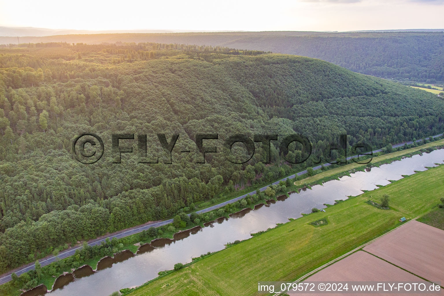 Vue oblique de Cours de la Weser entre Hesse et Basse-Saxe à le quartier Wahmbeck in Bodenfelde dans le département Basse-Saxe, Allemagne