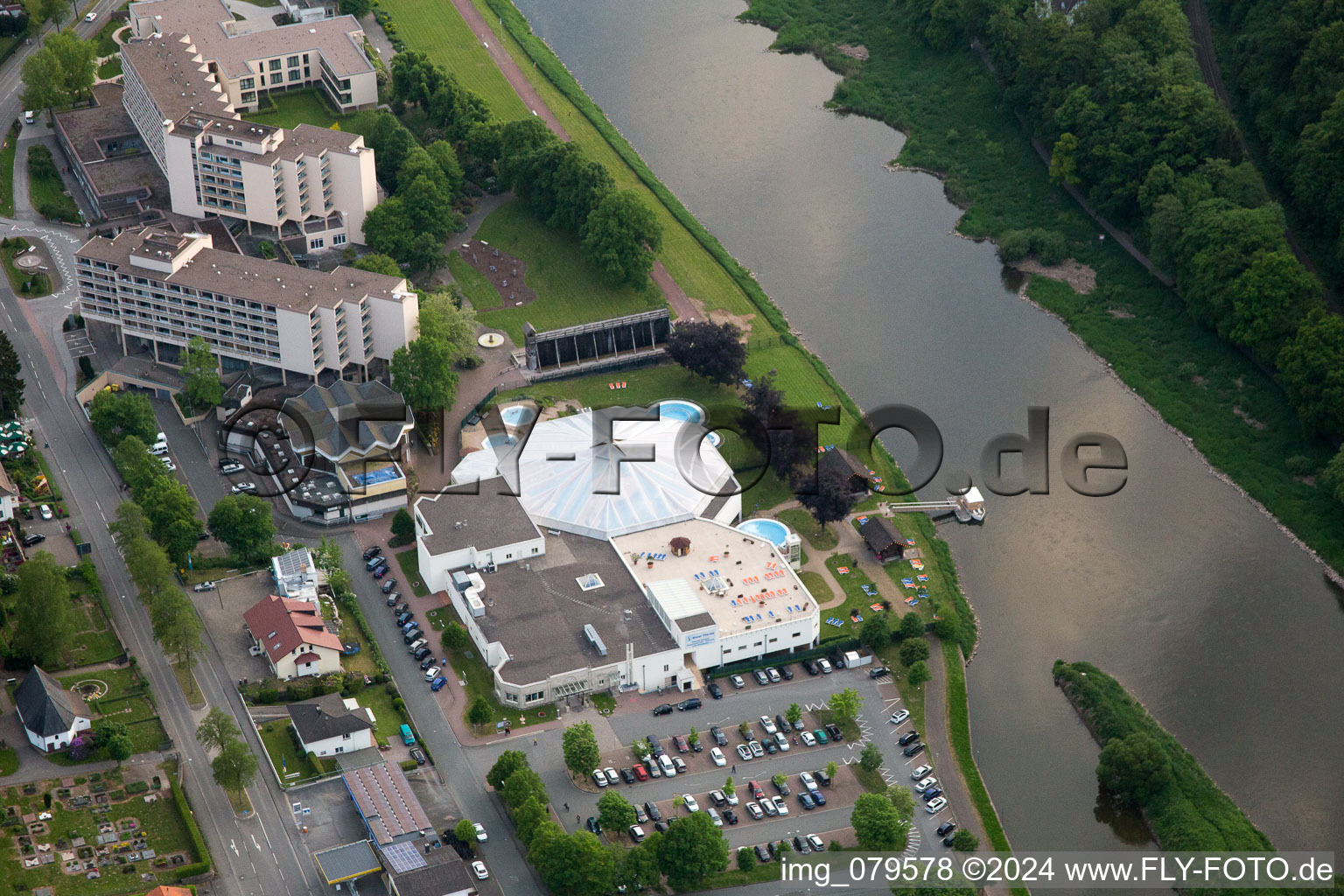 Vue aérienne de Thermes et piscines de la piscine extérieure du centre de loisirs Weser-Therme dans le quartier de Helmarshausen à Bad Karlshafen dans le département Hesse, Allemagne