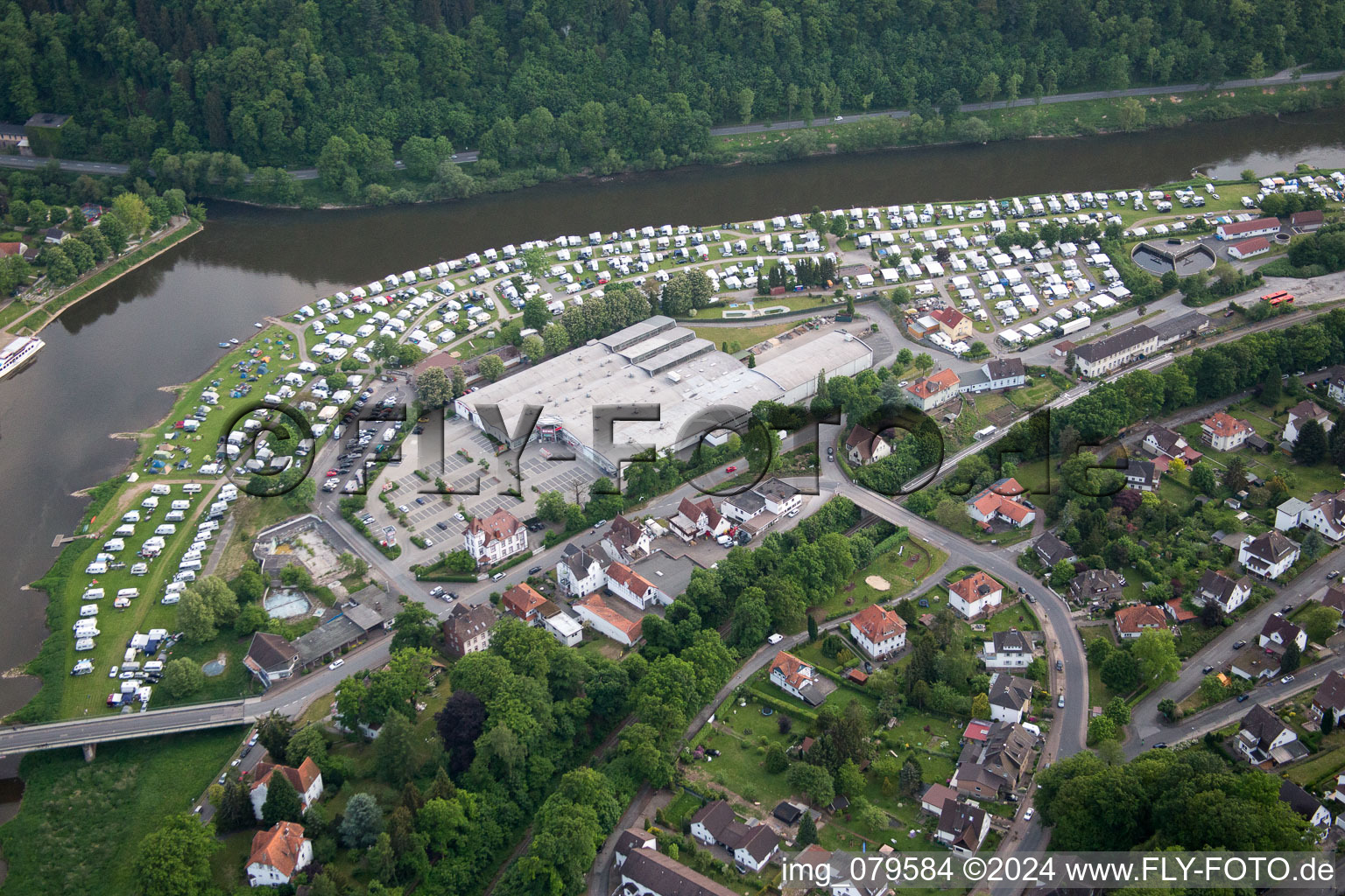 Vue aérienne de Caravanes et tentes - camping et emplacements pour tentes Weseroase / camping Bad Karlshafen sur la Weser dans le quartier de Karlshafen à Bad Karlshafen dans le département Hesse, Allemagne