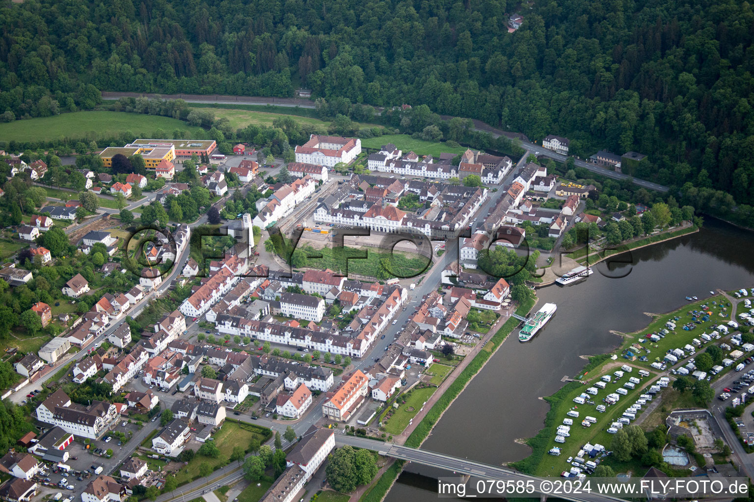 Vue aérienne de Zones riveraines de la Weser dans le district de Karlshafen à Bad Karlshafen dans le département Hesse, Allemagne