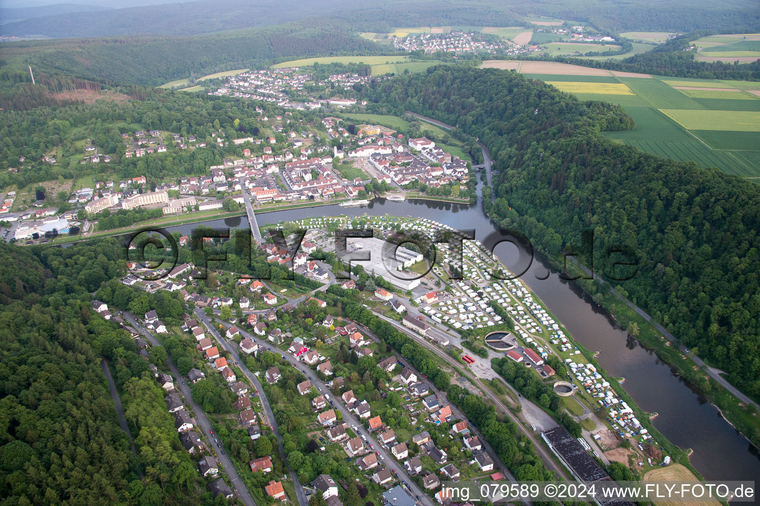 Vue d'oiseau de Bad Karlshafen dans le département Hesse, Allemagne