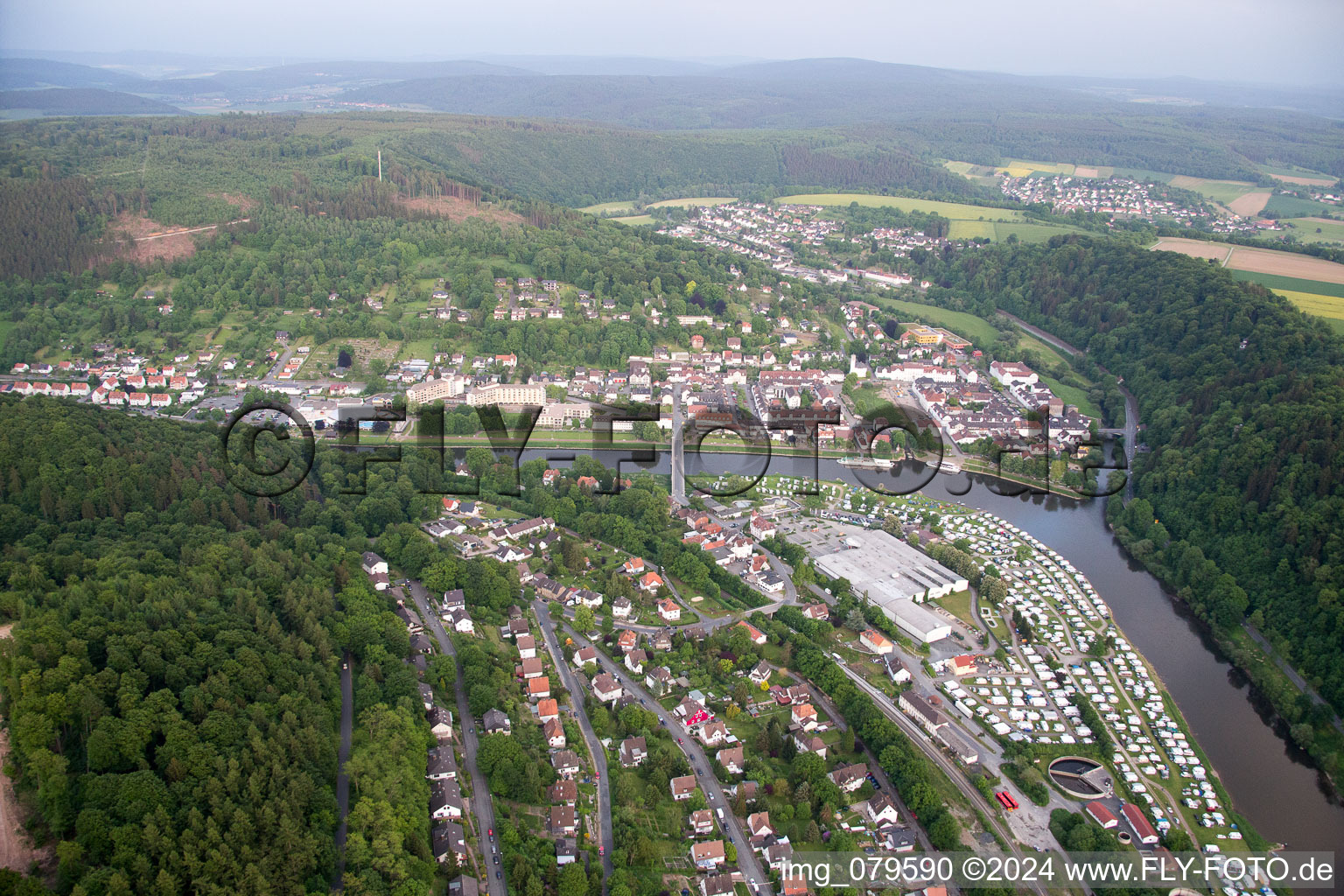 Vue aérienne de Zones riveraines de la Weser dans le district de Karlshafen à Bad Karlshafen dans le département Hesse, Allemagne