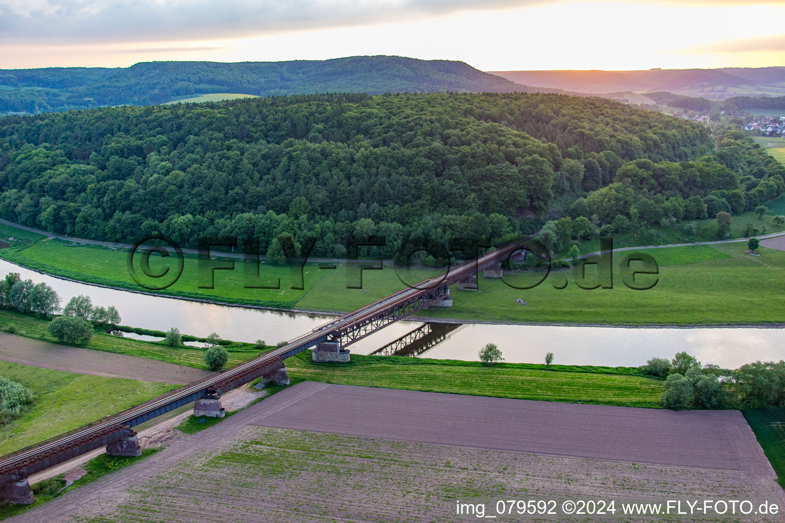 Vue aérienne de Le pont ferroviaire de Werden sur la Weser à le quartier Meinbrexen in Lauenförde dans le département Basse-Saxe, Allemagne