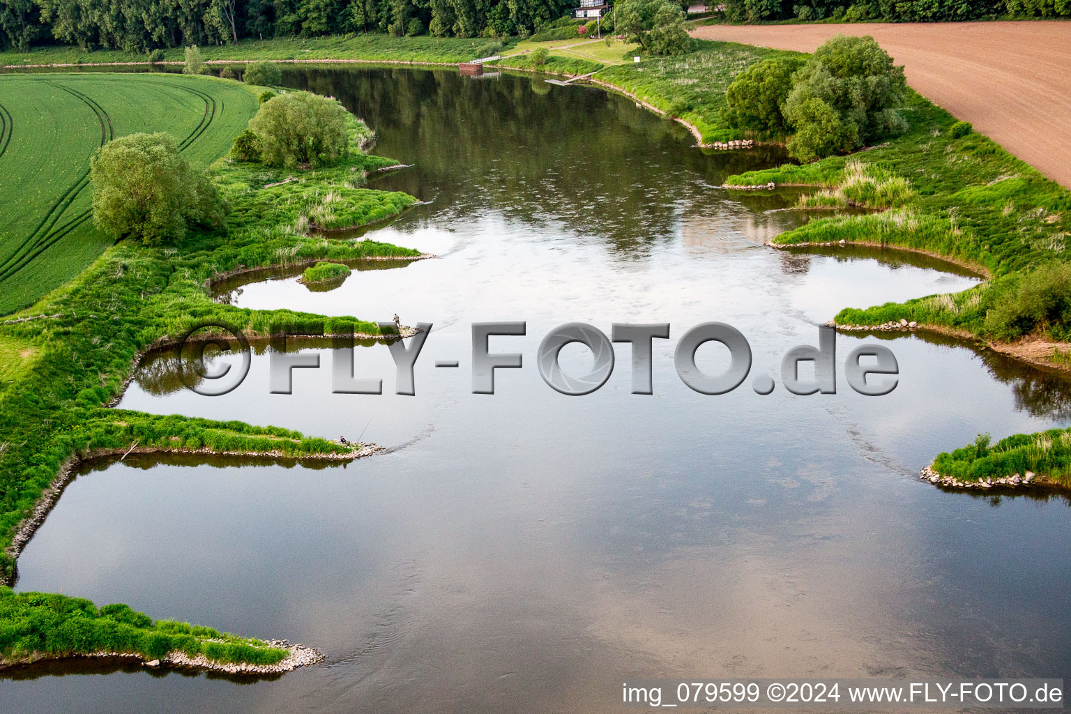 Vue aérienne de Zones riveraines sur la Weser avec des pêcheurs à la ligne à Fürstenberg dans le Land de Basse-Saxe. Ici passe également la frontière entre les Länder de Basse-Saxe et de Rhénanie du Nord-Westphalie. à le quartier Wehrden in Beverungen dans le département Rhénanie du Nord-Westphalie, Allemagne