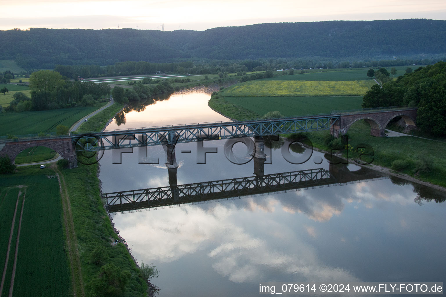 Vue aérienne de Pont Kennedy pour le chemin de fer sur la Weser à le quartier Wehrden in Beverungen dans le département Rhénanie du Nord-Westphalie, Allemagne