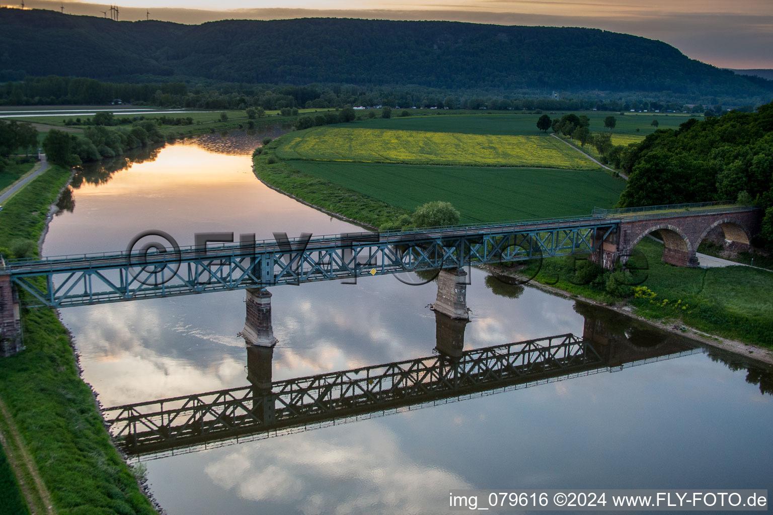 Vue aérienne de Viaduc de la structure du pont ferroviaire pour le tracé des voies ferrées entre Godelheim et Boffzen au-dessus de la Weser à Höxter dans le Land de Rhénanie du Nord-Westphalie à Boffzen dans le département Basse-Saxe, Allemagne