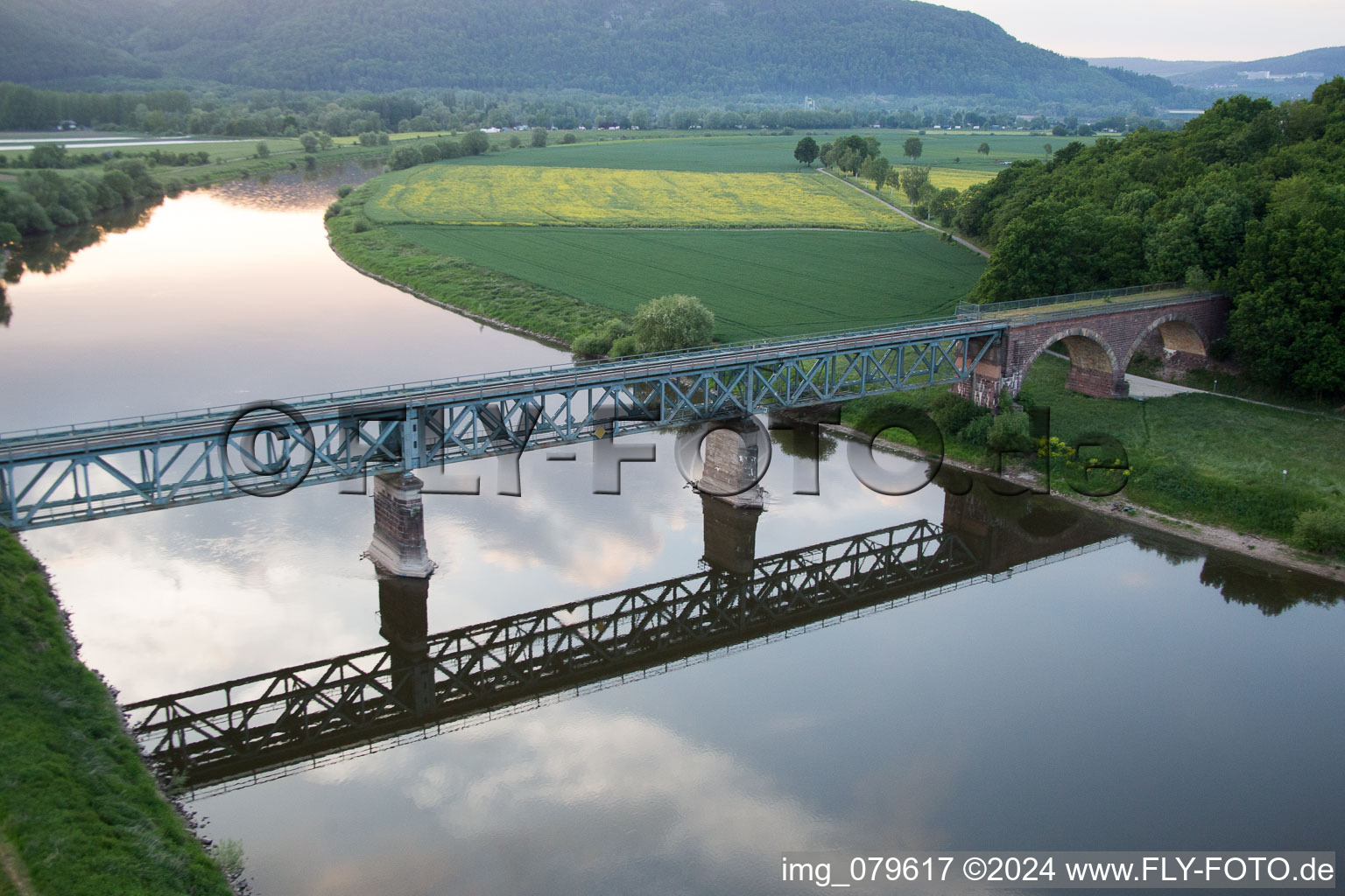 Vue aérienne de Pont Kennedy pour le chemin de fer sur la Weser à Boffzen dans le département Basse-Saxe, Allemagne