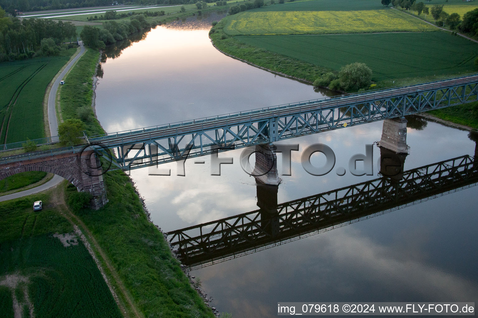 Vue aérienne de Pont Kennedy pour le chemin de fer sur la Weser à le quartier Wehrden in Beverungen dans le département Rhénanie du Nord-Westphalie, Allemagne