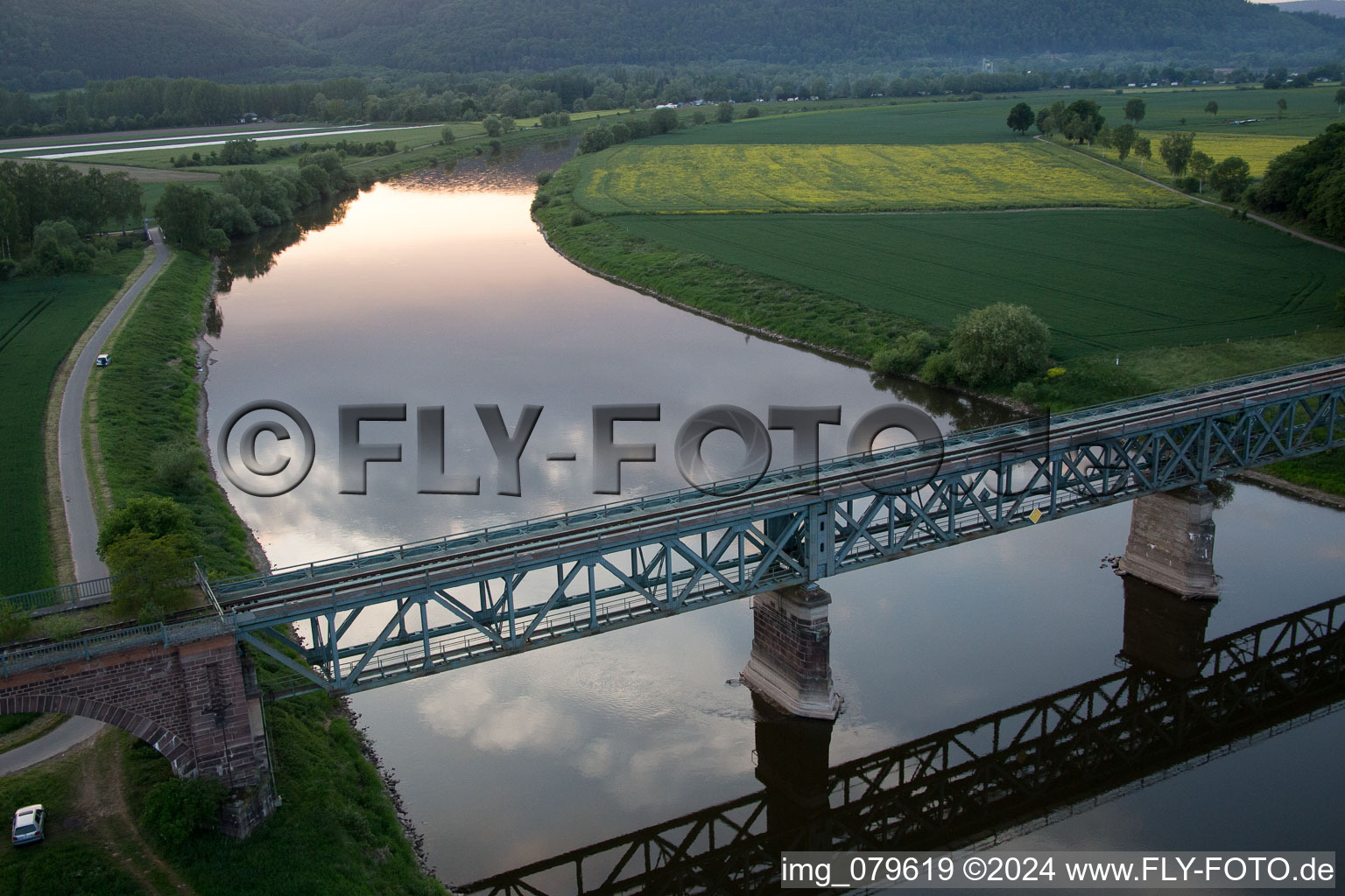 Photographie aérienne de Pont Kennedy pour le chemin de fer sur la Weser à le quartier Wehrden in Beverungen dans le département Rhénanie du Nord-Westphalie, Allemagne